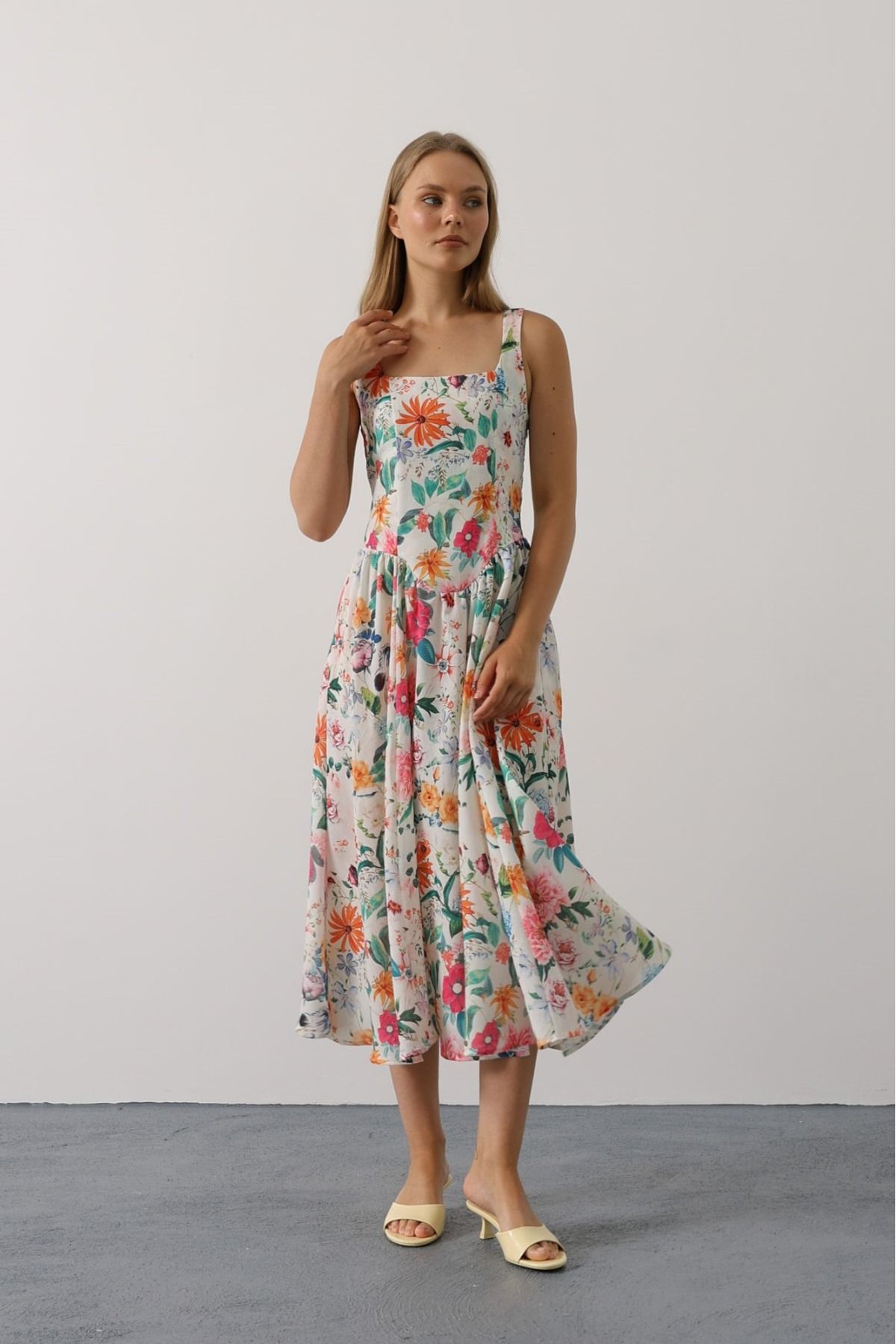 Ladin Butik Askılı Çiçek Desenli Elbise