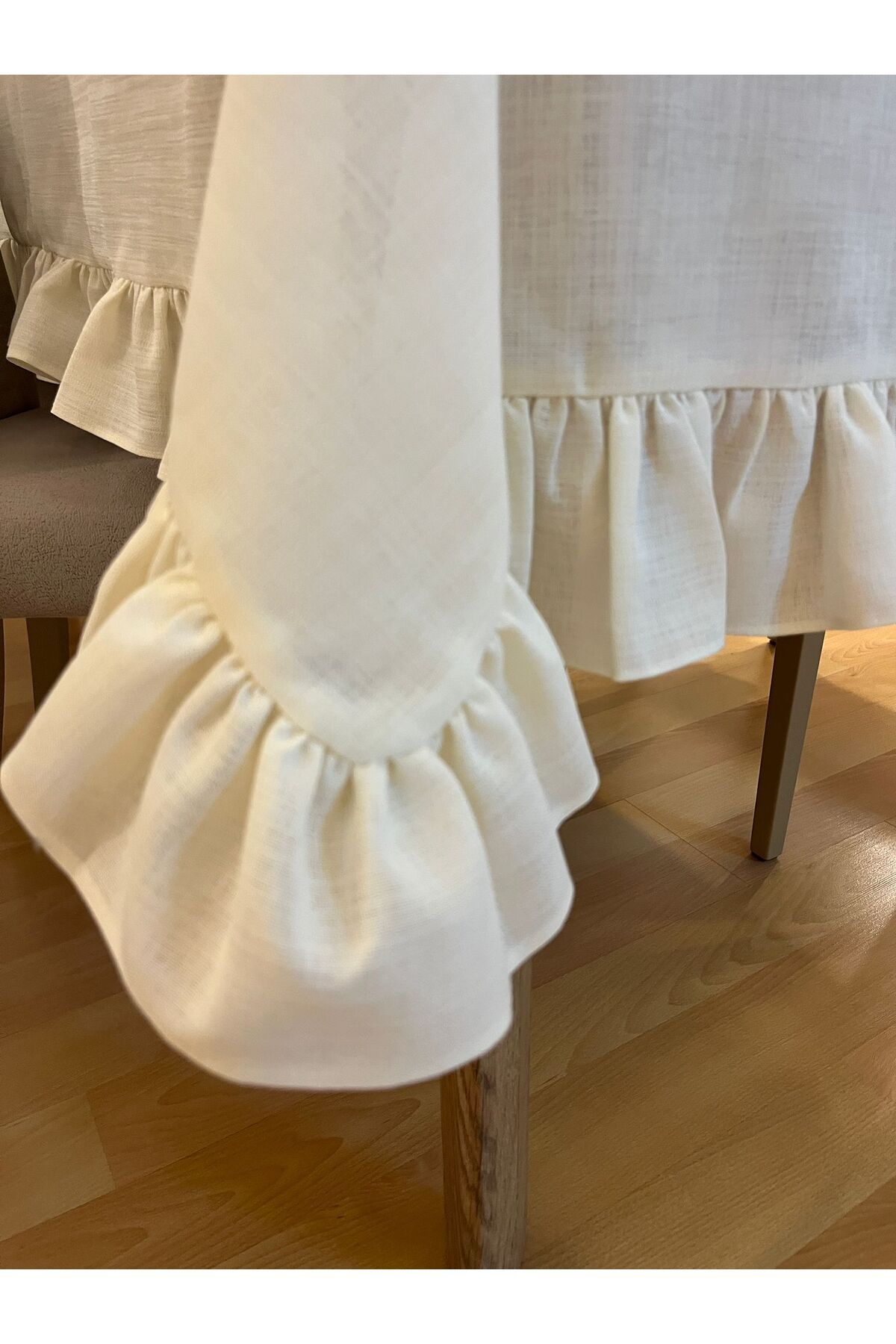 Zeren Home Fırfırlı Simsiz Polyester Keten Dertsiz Masa Örtüsü Krem