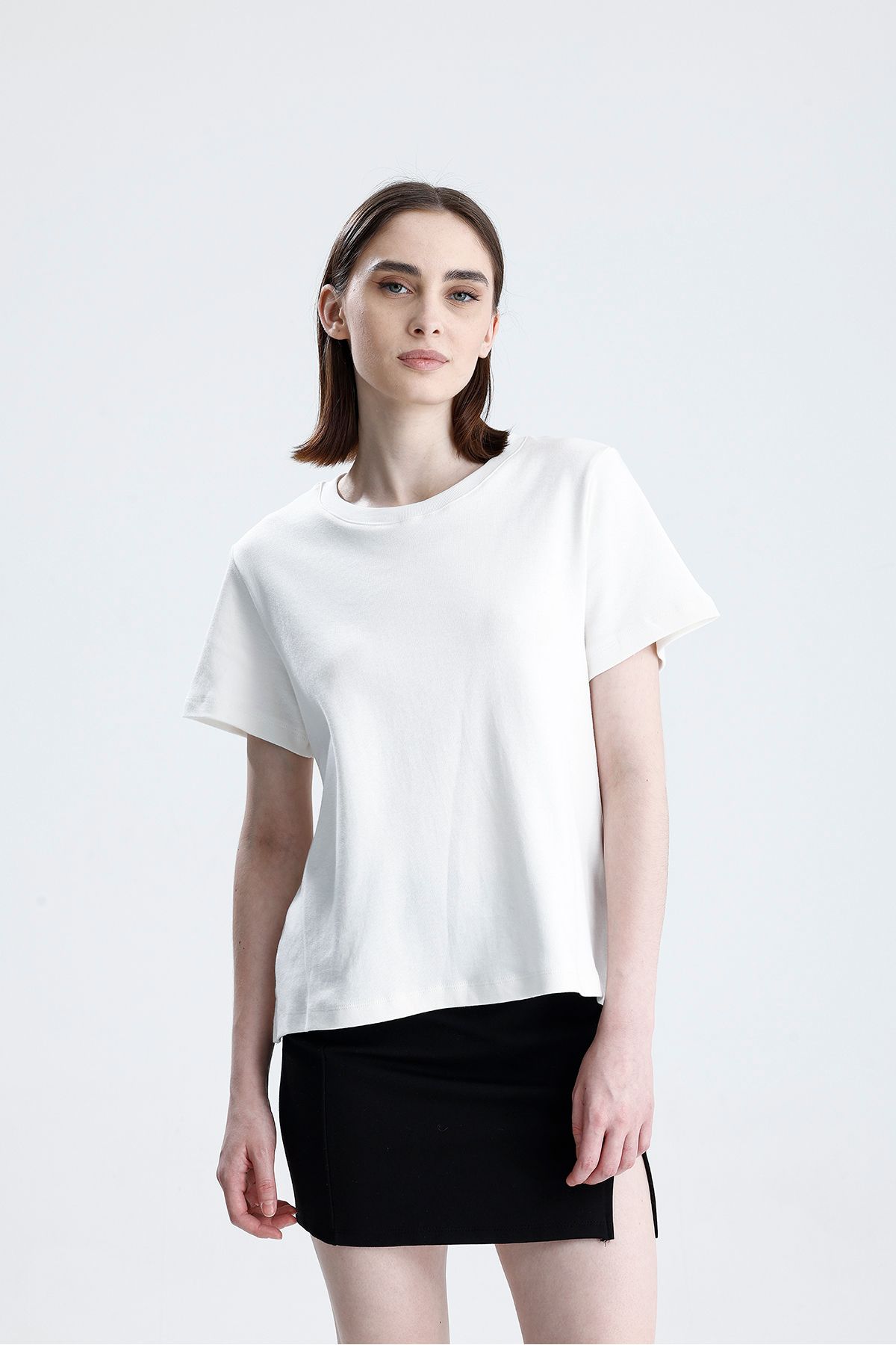 Sofist İstanbul Beyaz Regular Fit Basic Kadın T-Shirt %100 Pamuk Yırtmaçlı Kısa Kol Bisiklet Yaka Düz Renk