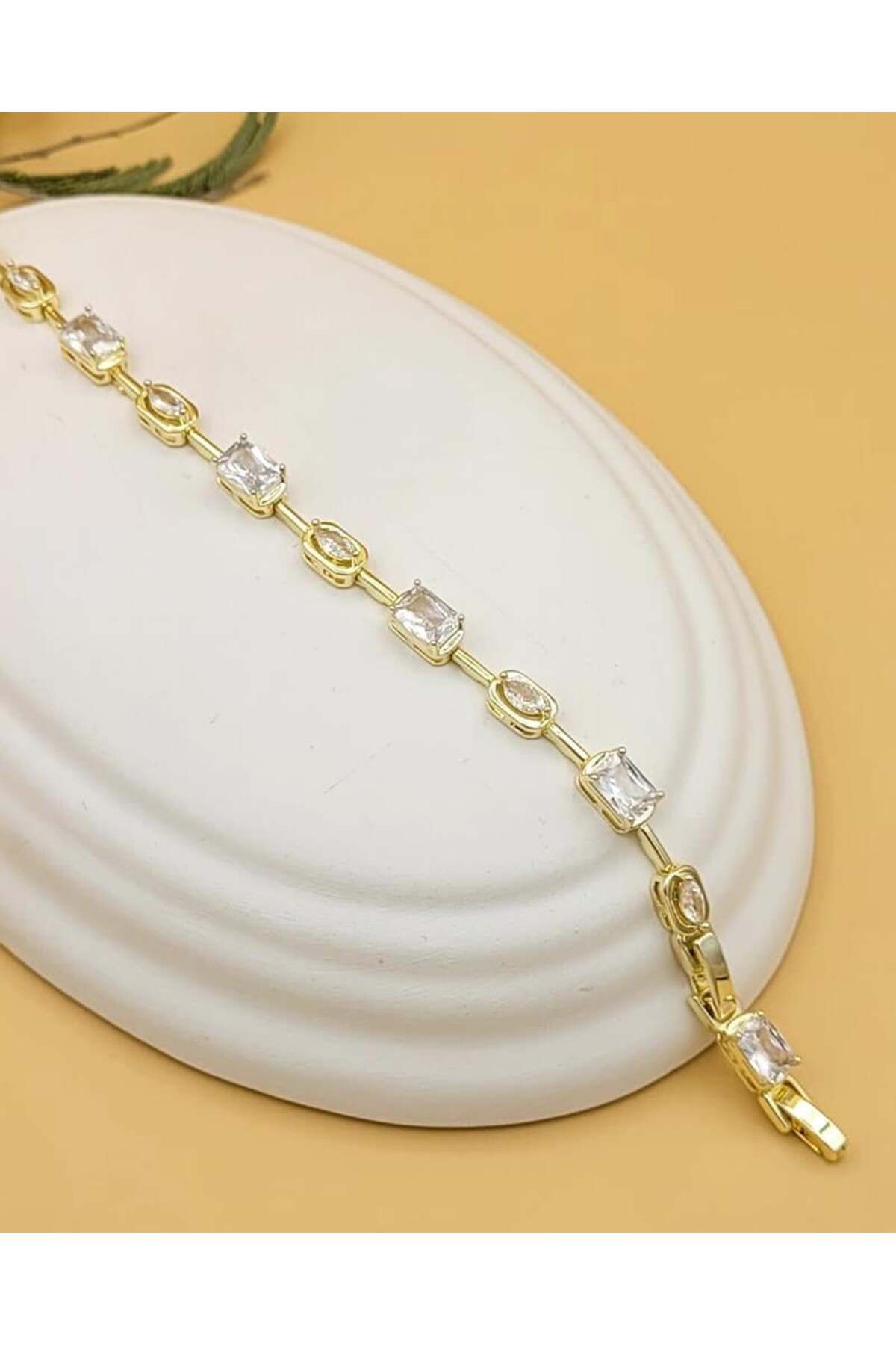 Nevoka Kare Kesim Zirkon Taşlı Baget Model Gold Kaplama Bileklik