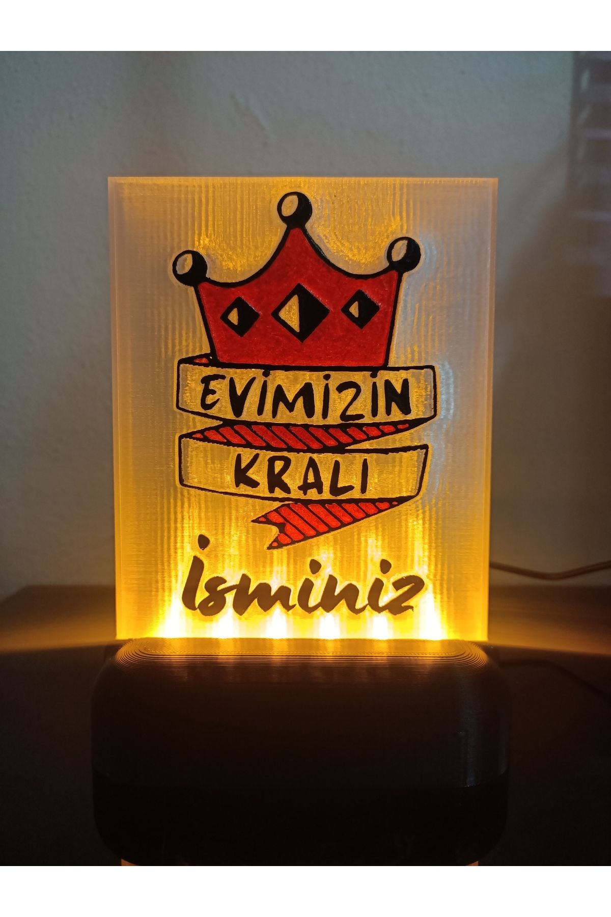 DÖNÜŞÜM ATÖLYESİ Kişiye Özel İsimli Babaya Hediyelik Kablolu Led Lamba - M3 - Evimizin Kralı - Amber Işıklı