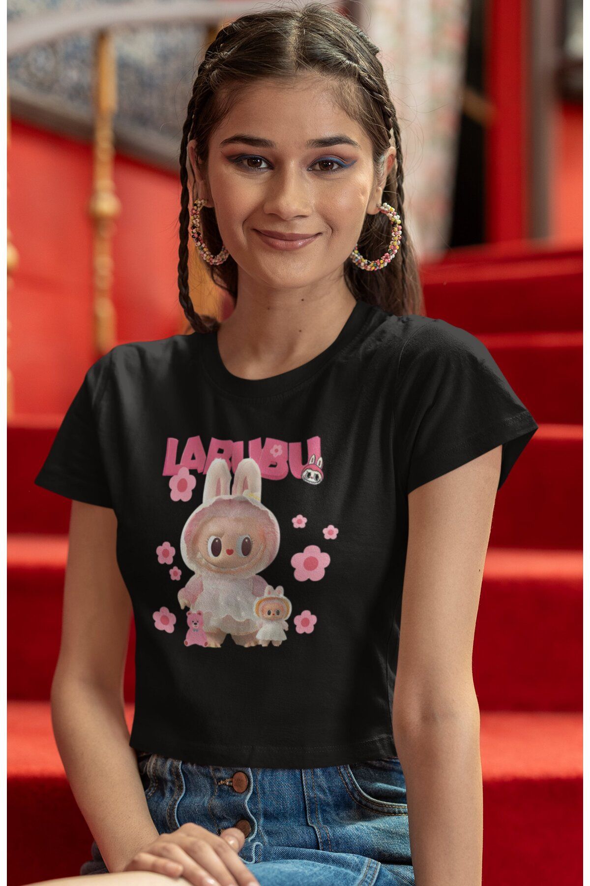 Fuddy Moda Sevimli Pink Labubu Baskılı Kadın Crop Top, Peluş Oyuncak Temalı Kız Çocuk Crop Bluz