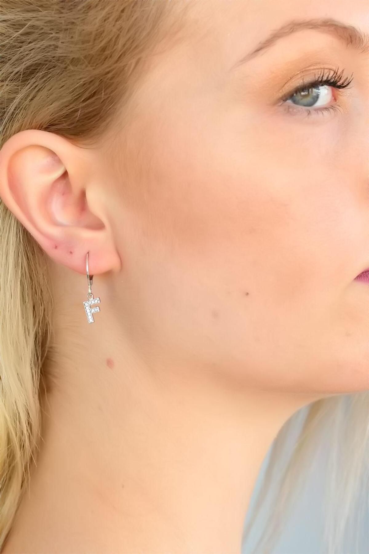 AfraBeauty F Harf Gümüş Rengi Paslanmaz Çelik Küpe - Kadın ve Genç Kızlara Özel