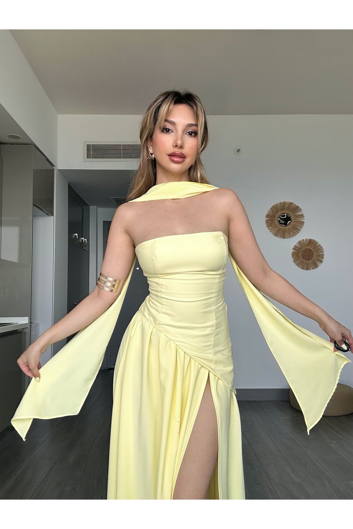 Lovinnes Straplez Eteği Pileli Kuşaklı Butter Sarı Kadın Yırtmaçlı Elbise