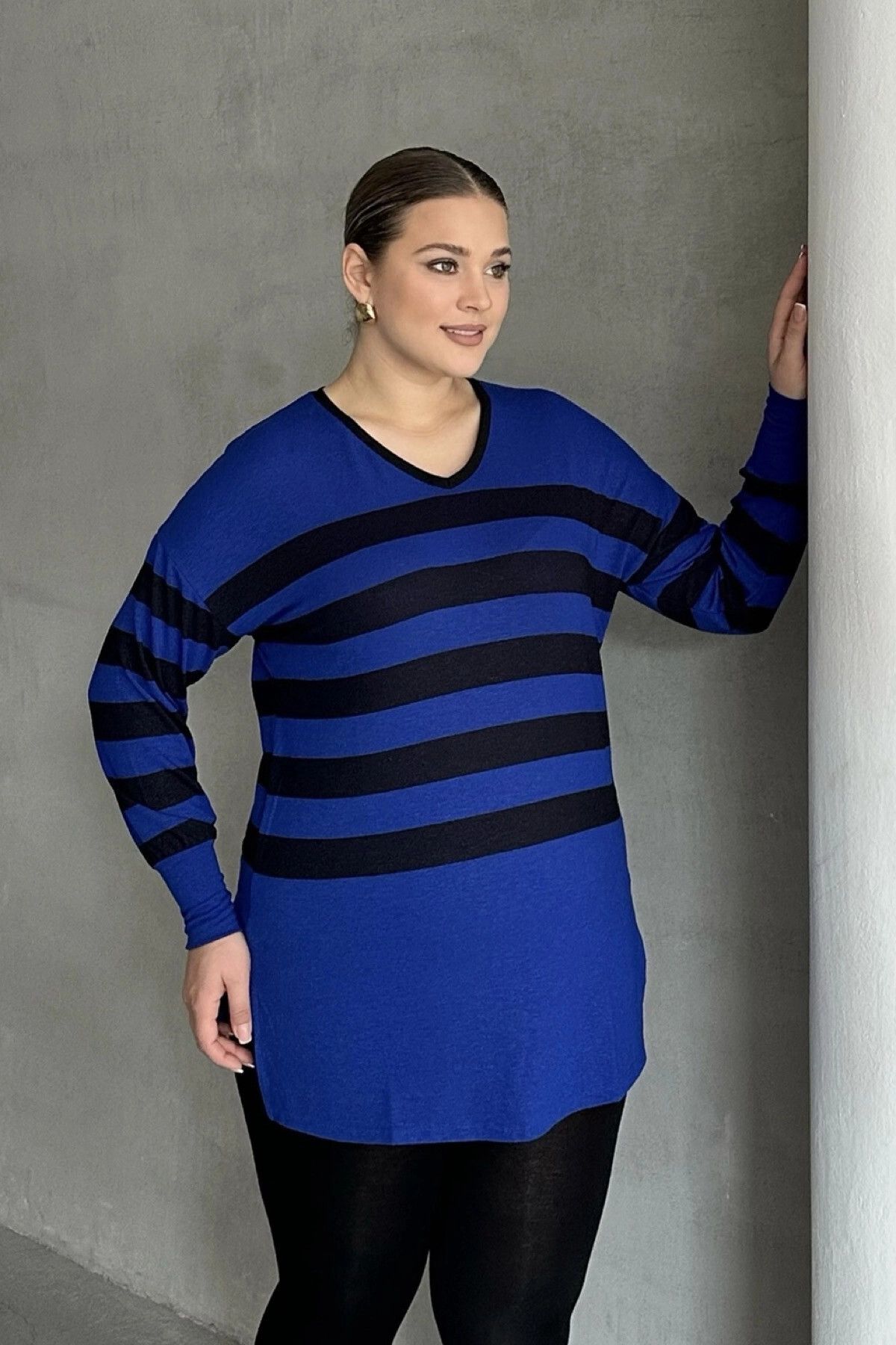 Stil Diva Büyük Beden V Yaka Çizgili Yırtmaç Detaylı İnce Kumaşlı Uzun Bluz 301567
