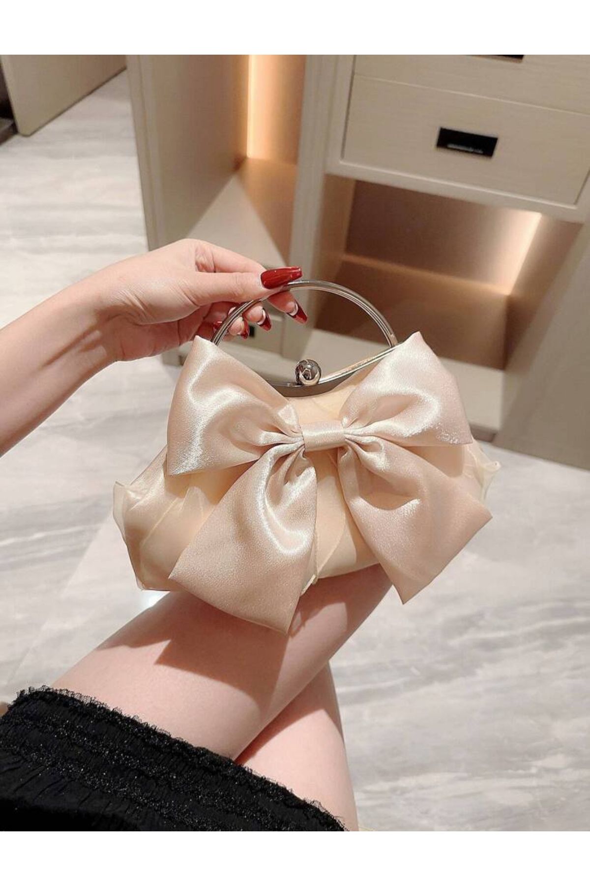 La Saade Belle Noeud Bag– Bej Fiyonklu Saten Elite Çanta
