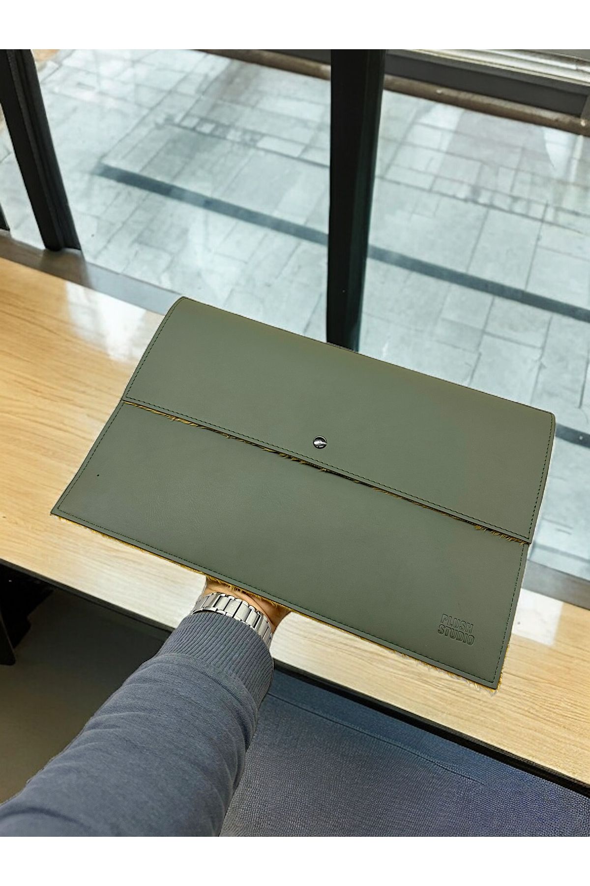 PLUSH STUDIO ISTANBUL Yeşil Peluş Astarlı Evrak ve Laptop Çantası – 36x26 cm