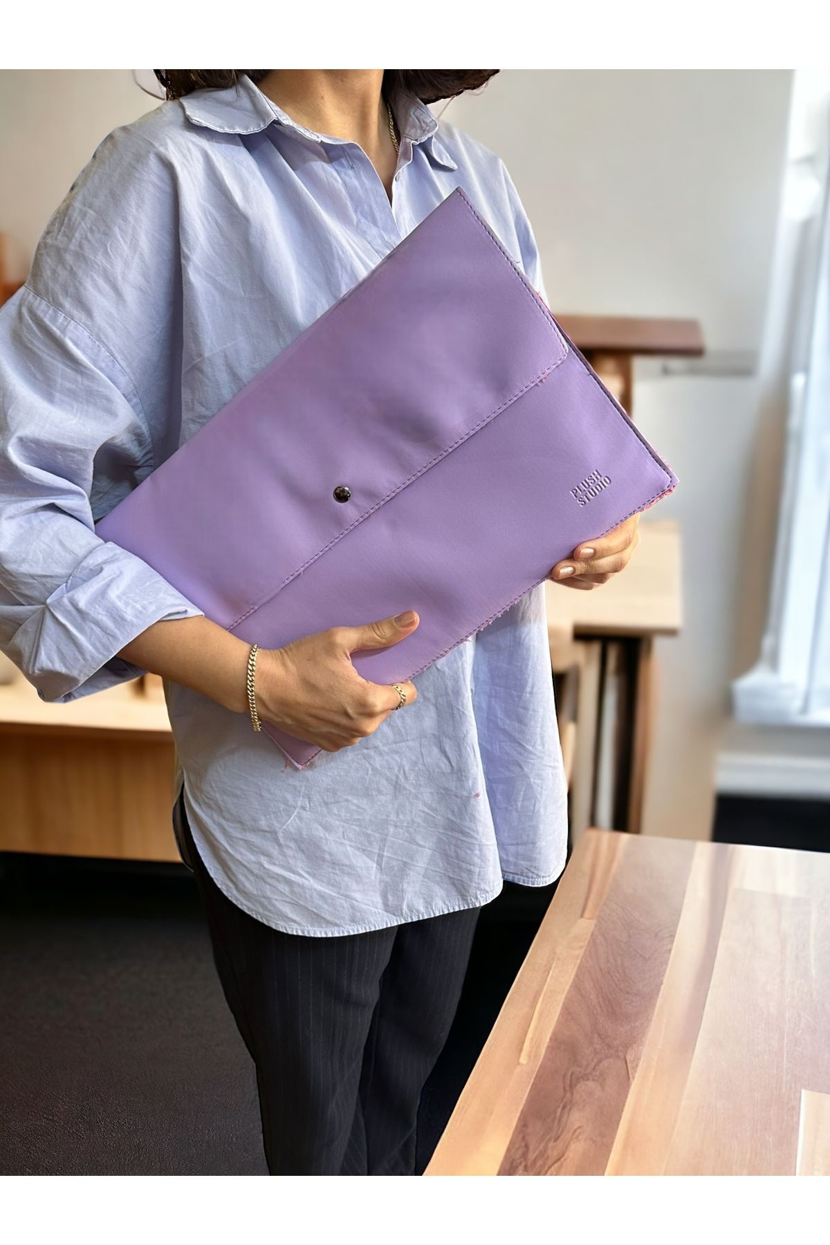 PLUSH STUDIO ISTANBUL Yeşil Peluş Astarlı Evrak ve Laptop Çantası – 36x26 cm