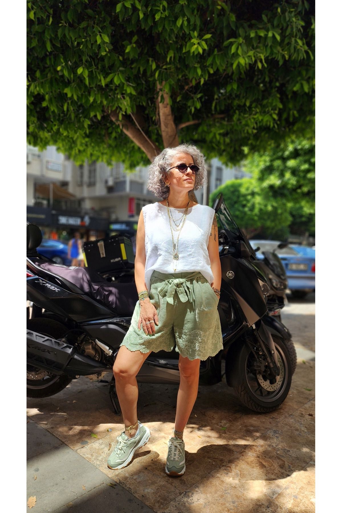 İzmirli Boutique İşelemeli Şehir Boy Keten Şort