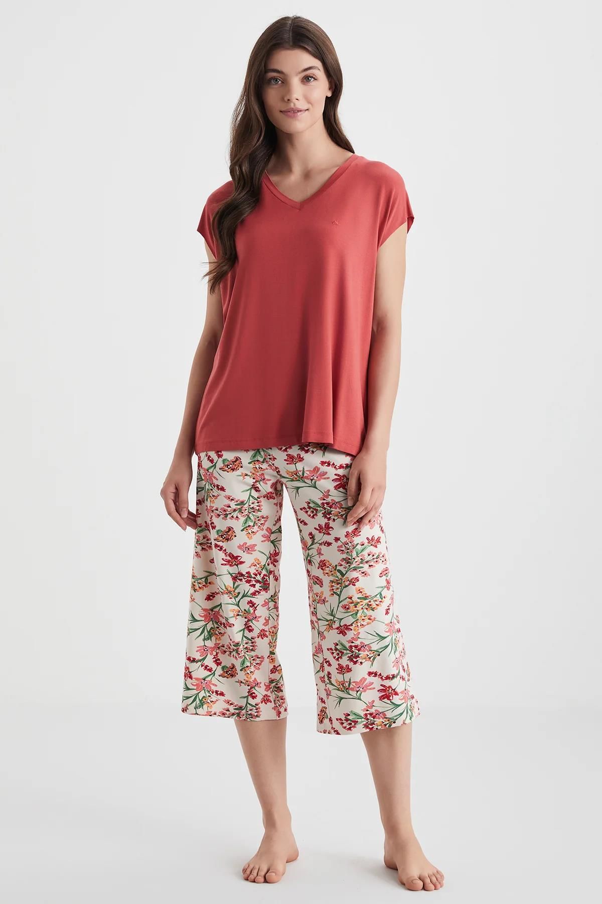 Penyemood Kadın Yazlık Çiçekli Pijama Takımı – Nar Çiçeği Kısa Kollu Üst & Düz Paça Alt C7T3N89