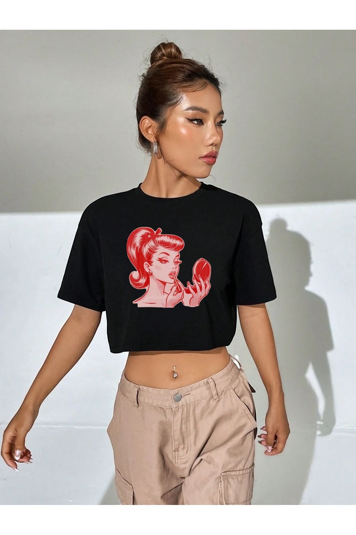 SOHR Kadın Oversize Crop Kırmızı Ruj Süren Kadın Tasarım T-shirt