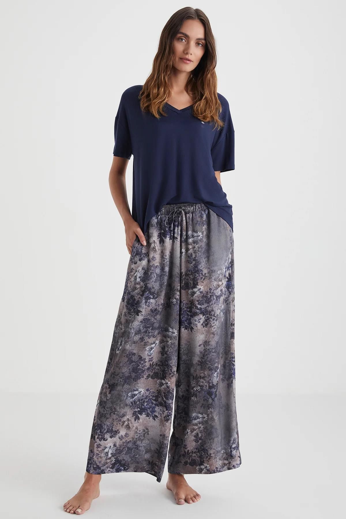 Penyemood Kadın Yazlık Pijama Takımı – Lacivert Viskon Üst, Bol Paça Çiçekli Pantolon C9T2N69