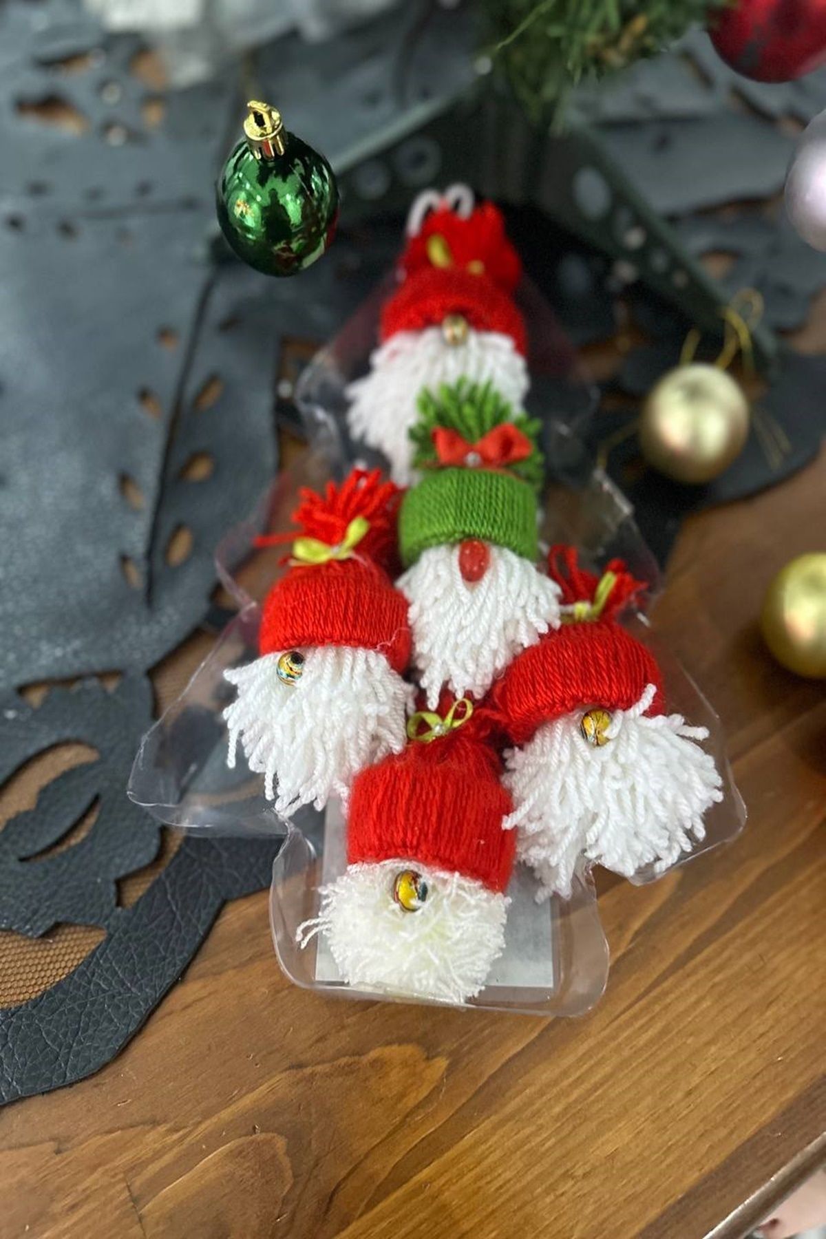 Elioure El yapımı 5 adet kırmızı Noel Baba ağaç süsü, sevimli ve şık yılbaşı dekoru