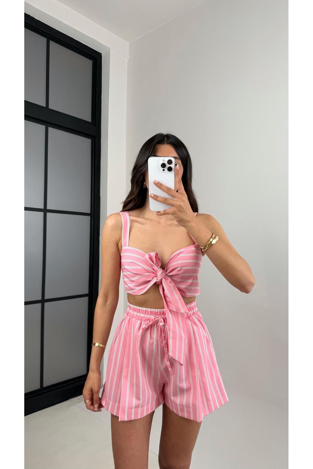 Gaus Pembe Çizgili Fiyonk Bağlamalı Crop Beli Lastikli Şort Takım Gaus00527
