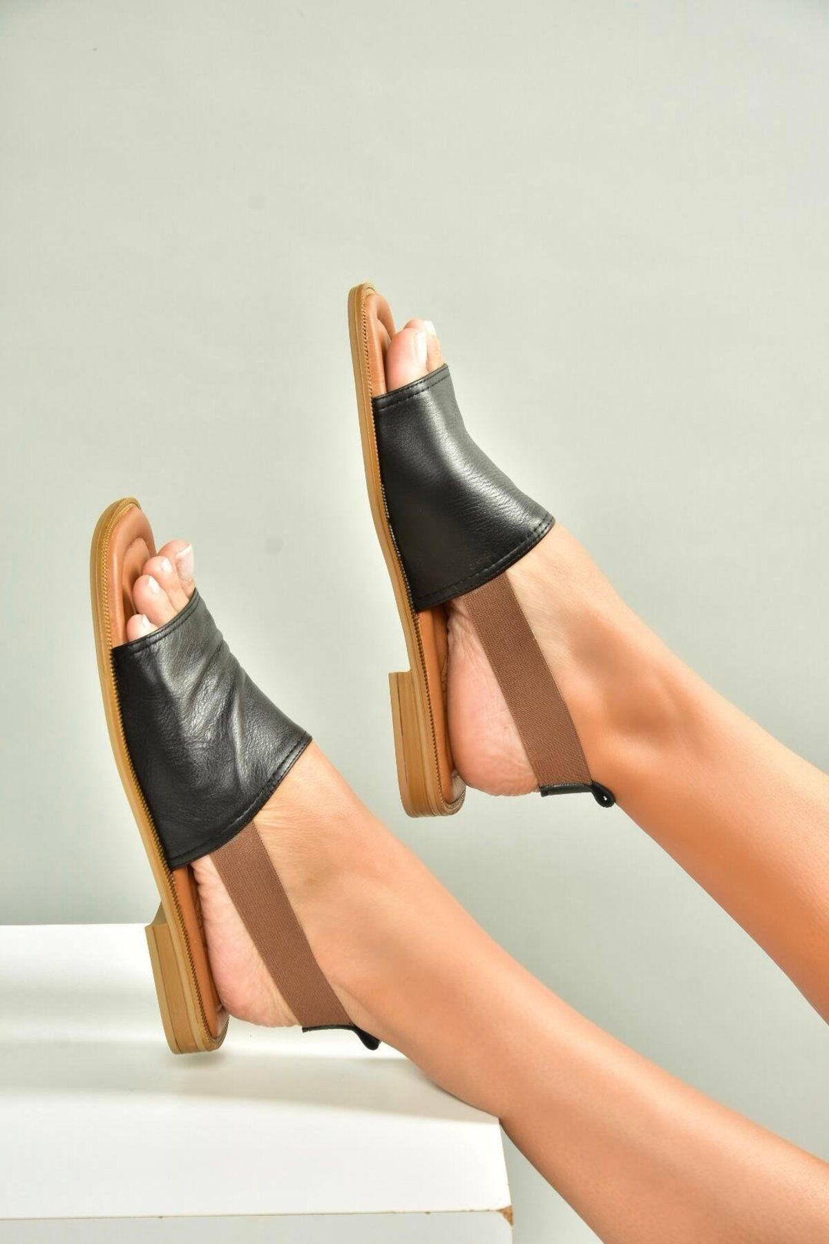 Fox Shoes U944704203 Siyah Hakiki Deri Kadın Sandalet