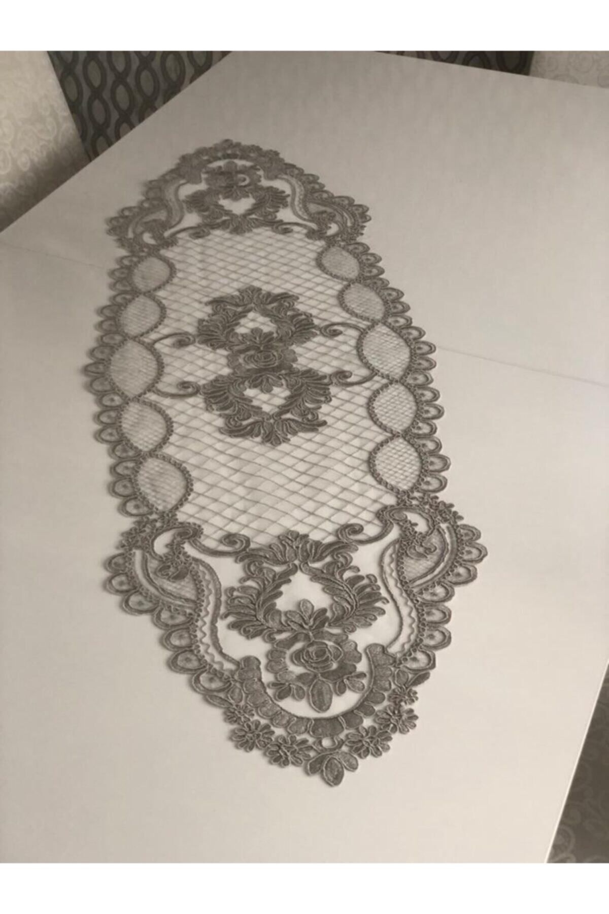 Elioure Gri Fransız Dantelli Runner, şık ve zarif tasarım ile şıklığınızı tamamlar
