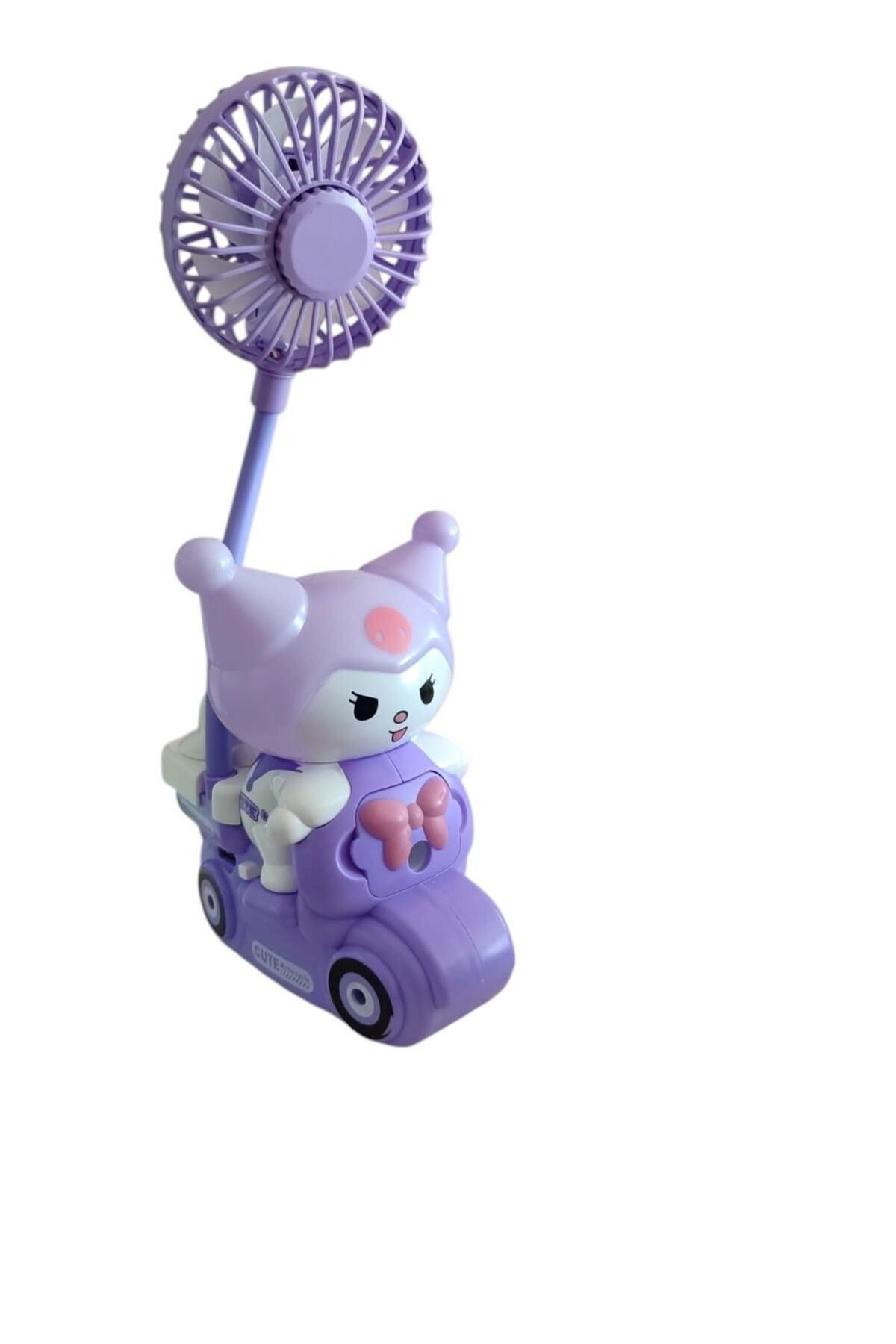 FAMEMUS ACCESSORY Kuromi Figürlü Işıklı Mini Vantilatör ve Masa Lambası – Sevimli Tasarım, USB Şarjlı.