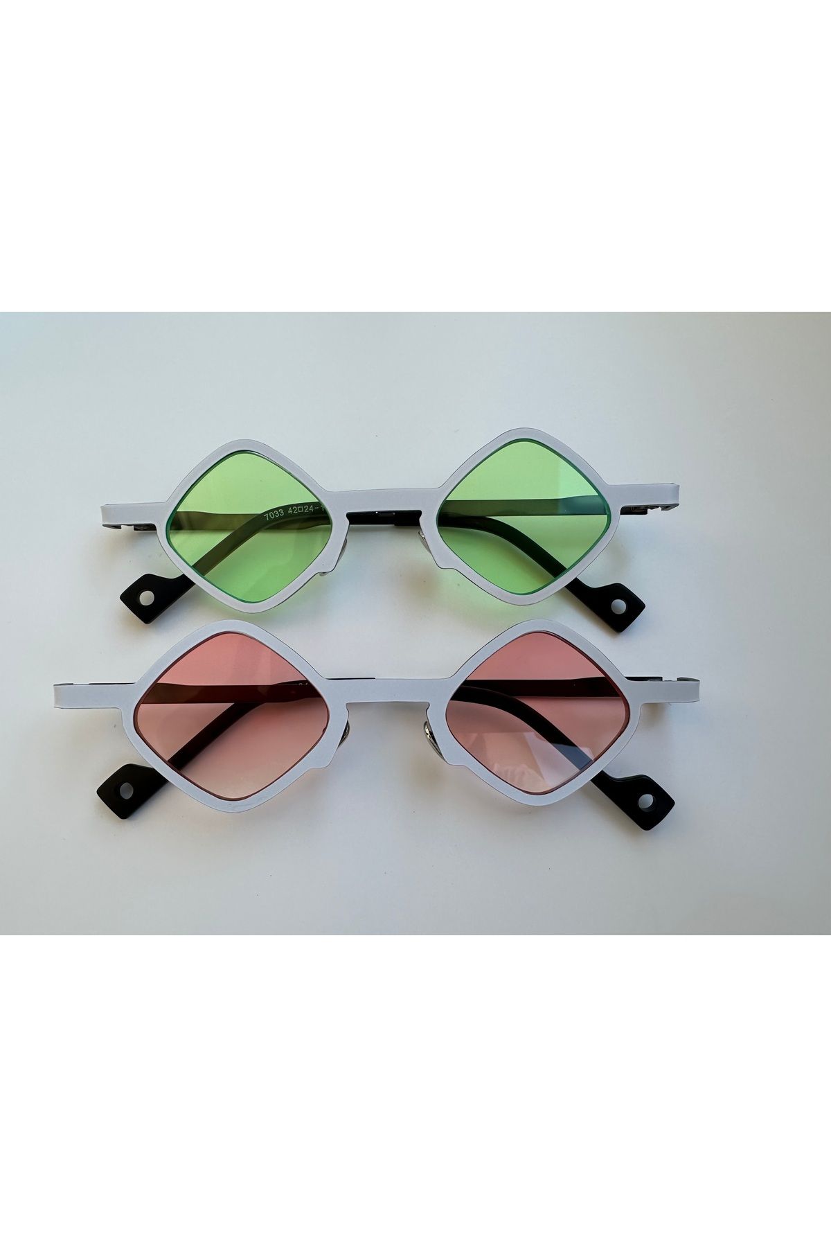 shop “Modern Retro Beyaz Gözlük | UV400 Koruma | Unisex Yaz Modası”