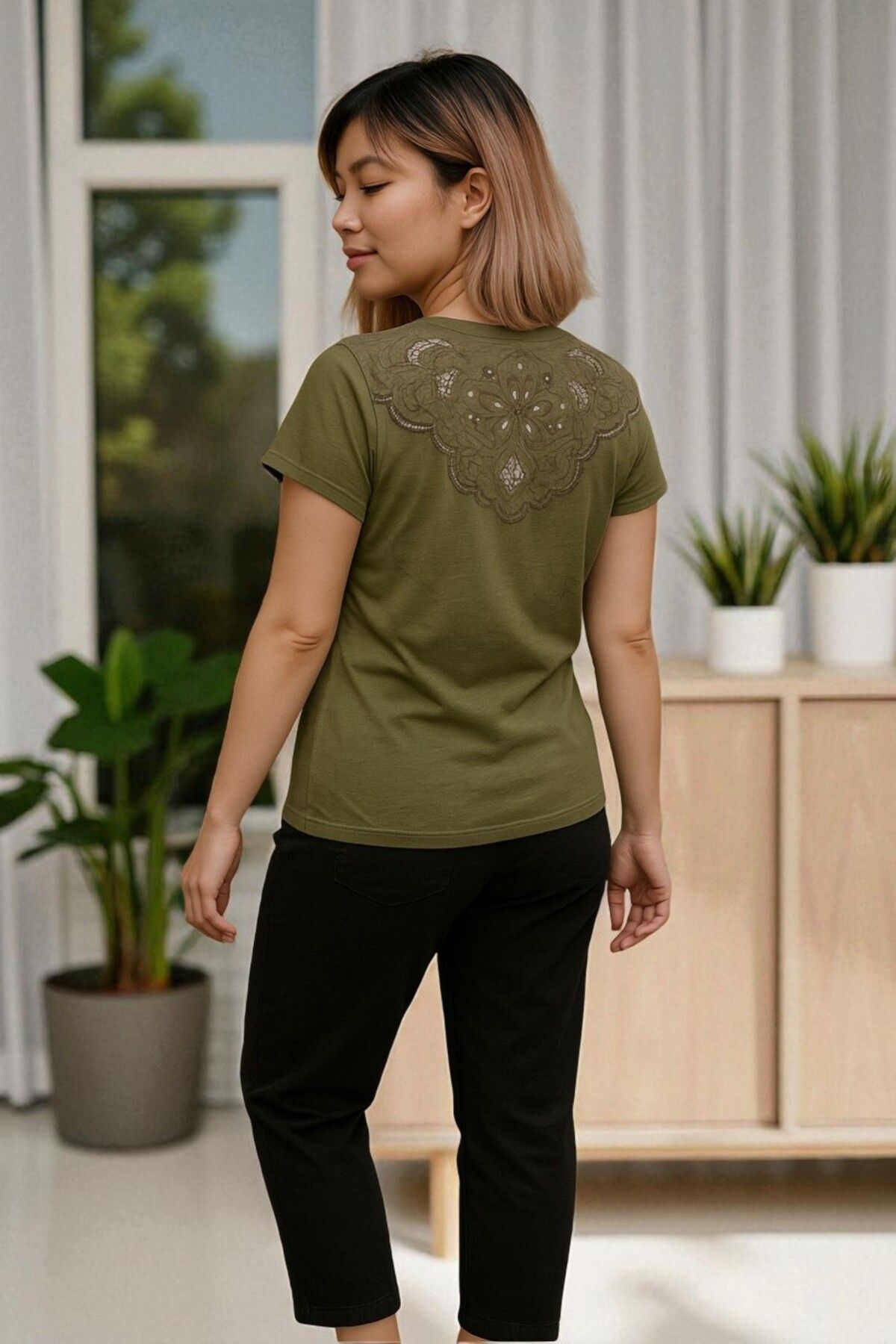 KAROL ARKASI NAKIŞLI T-SHIRT