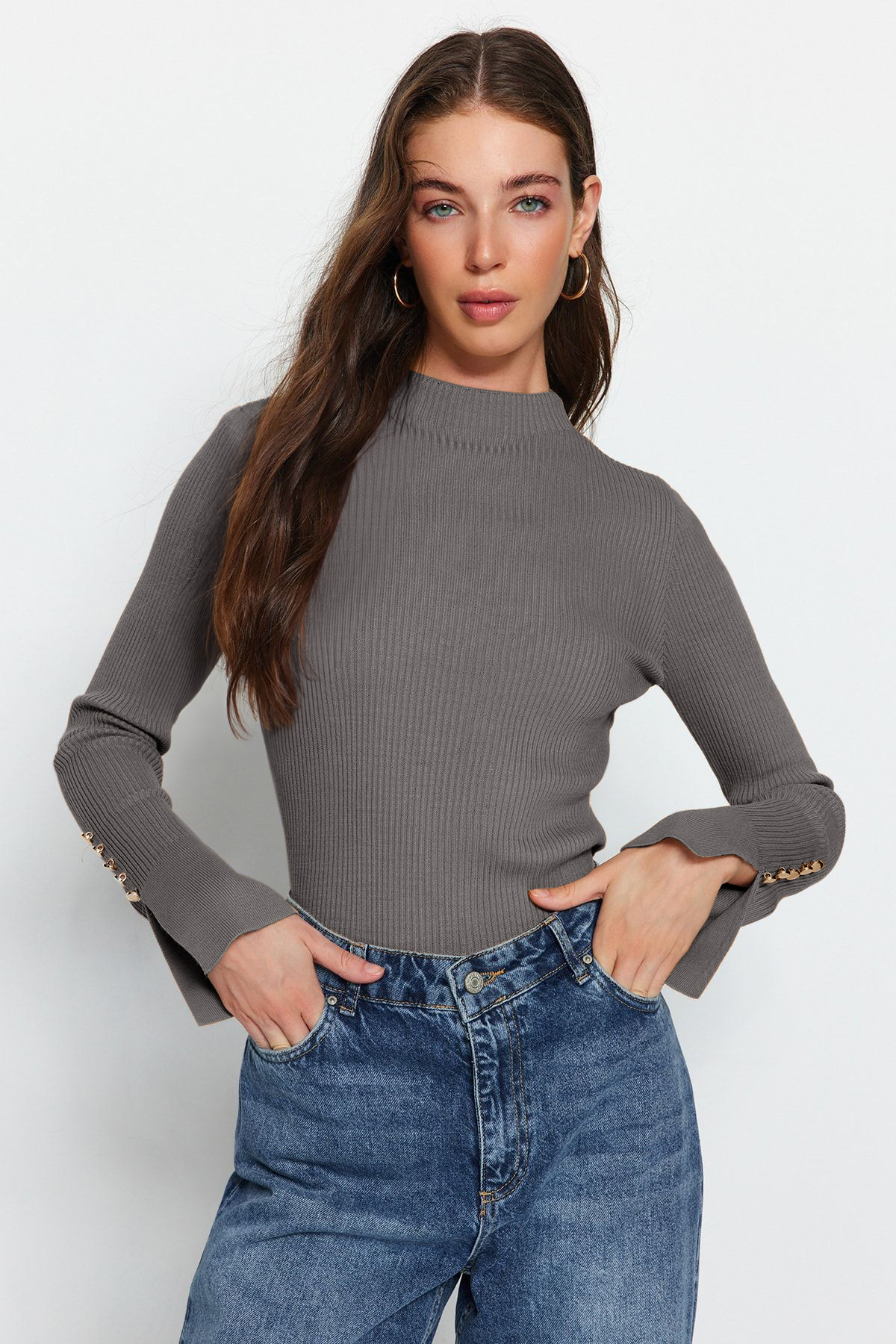 Trendyol Collection Anthrazitfarbener Strickpullover mit Knopfleiste am Ärmelsaum TWOAW24KZ00309