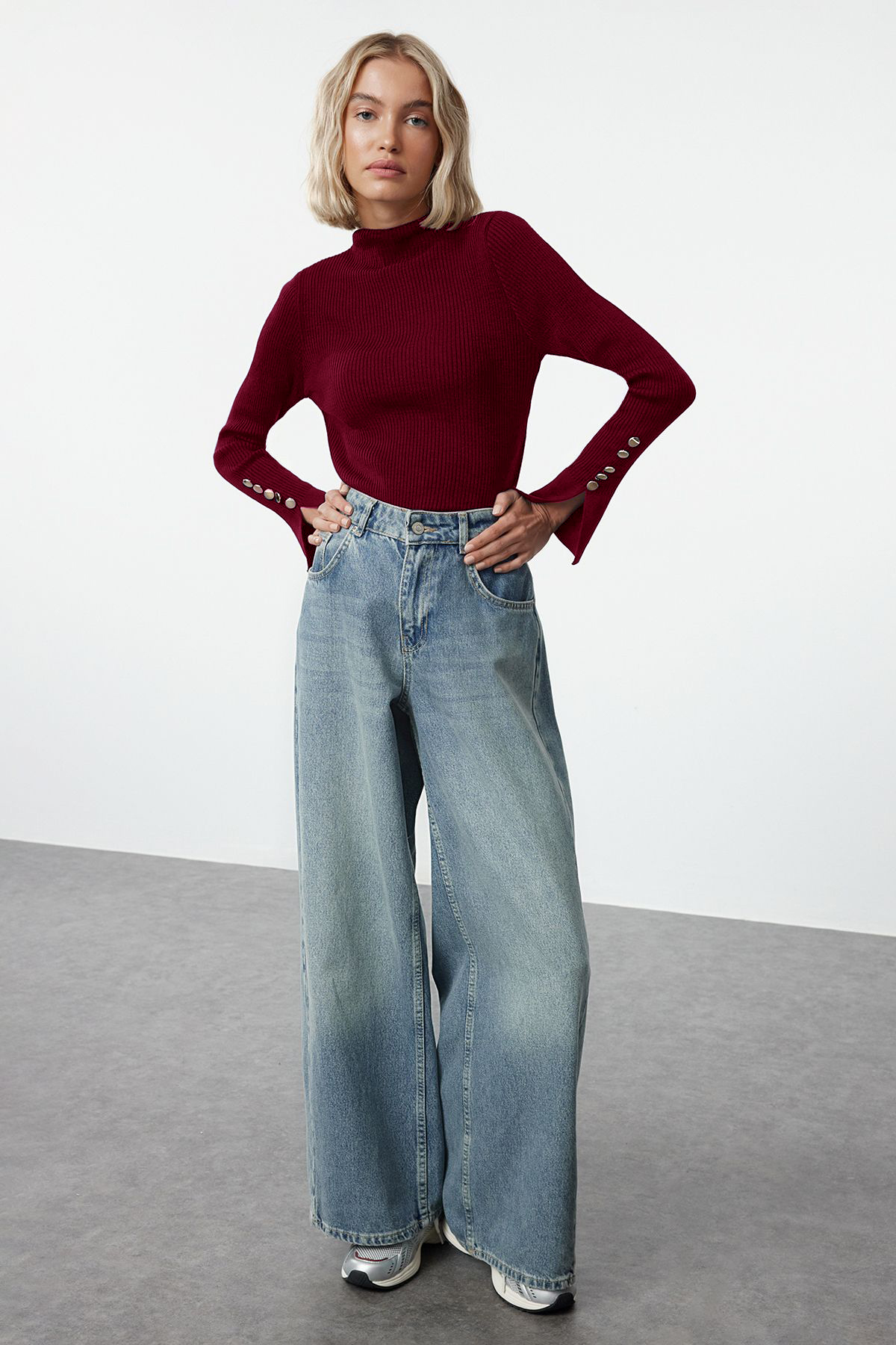 Trendyol Collection Burgunderfarbener Strickpullover mit Knopfleiste am Ärmelsaum TWOAW24KZ00309