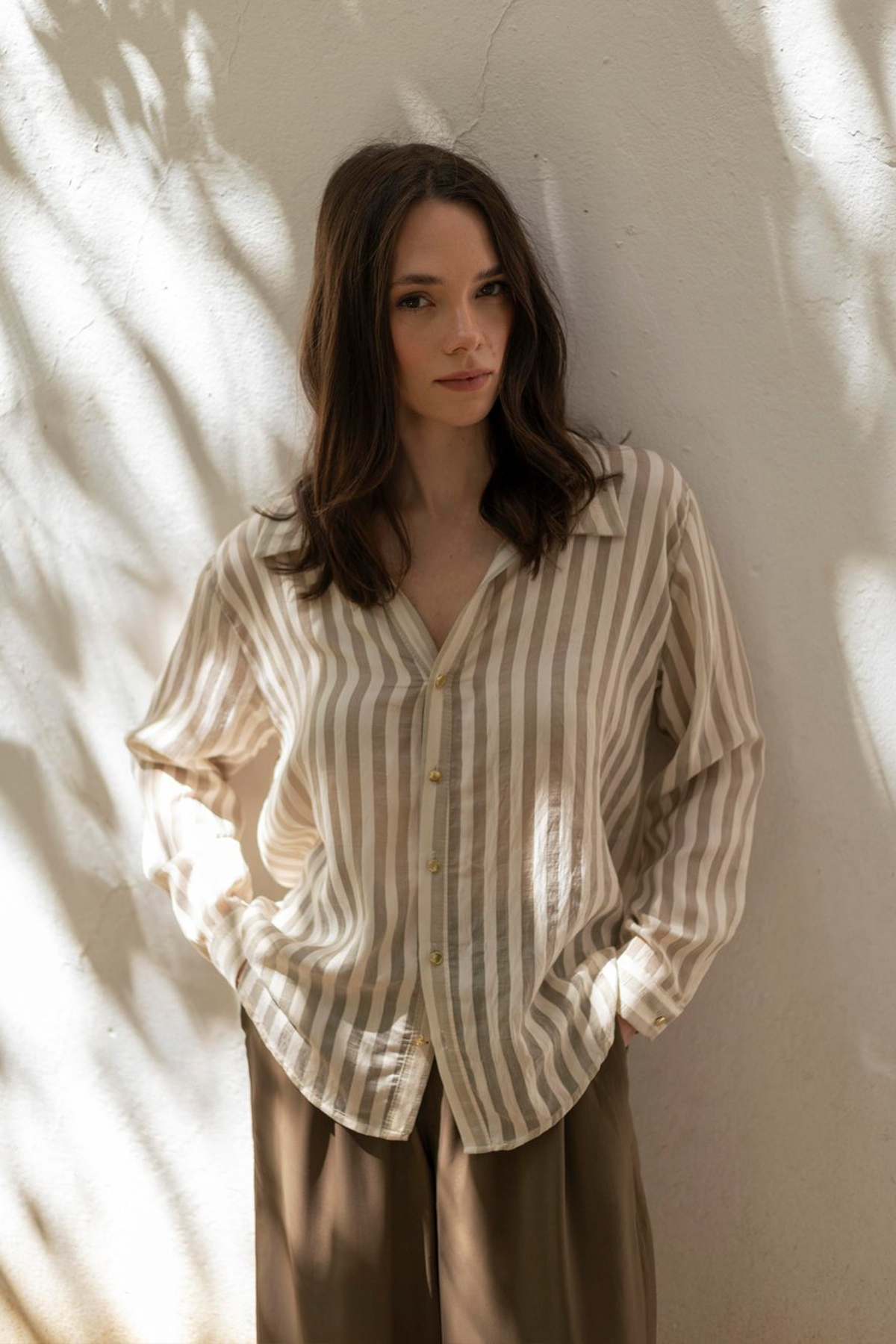 Trendyolmilla  Bej Rahat Kalıp Çizgili Dokuma İnce Gömlek TWOSS25GO00172 - Görsel 2