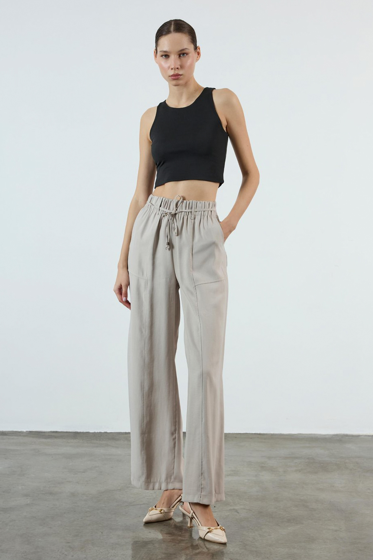 Trendyolmilla  Bej Beli Lastikli Wide Leg/Geniş Paça Pantolon TWOSS25PL00123