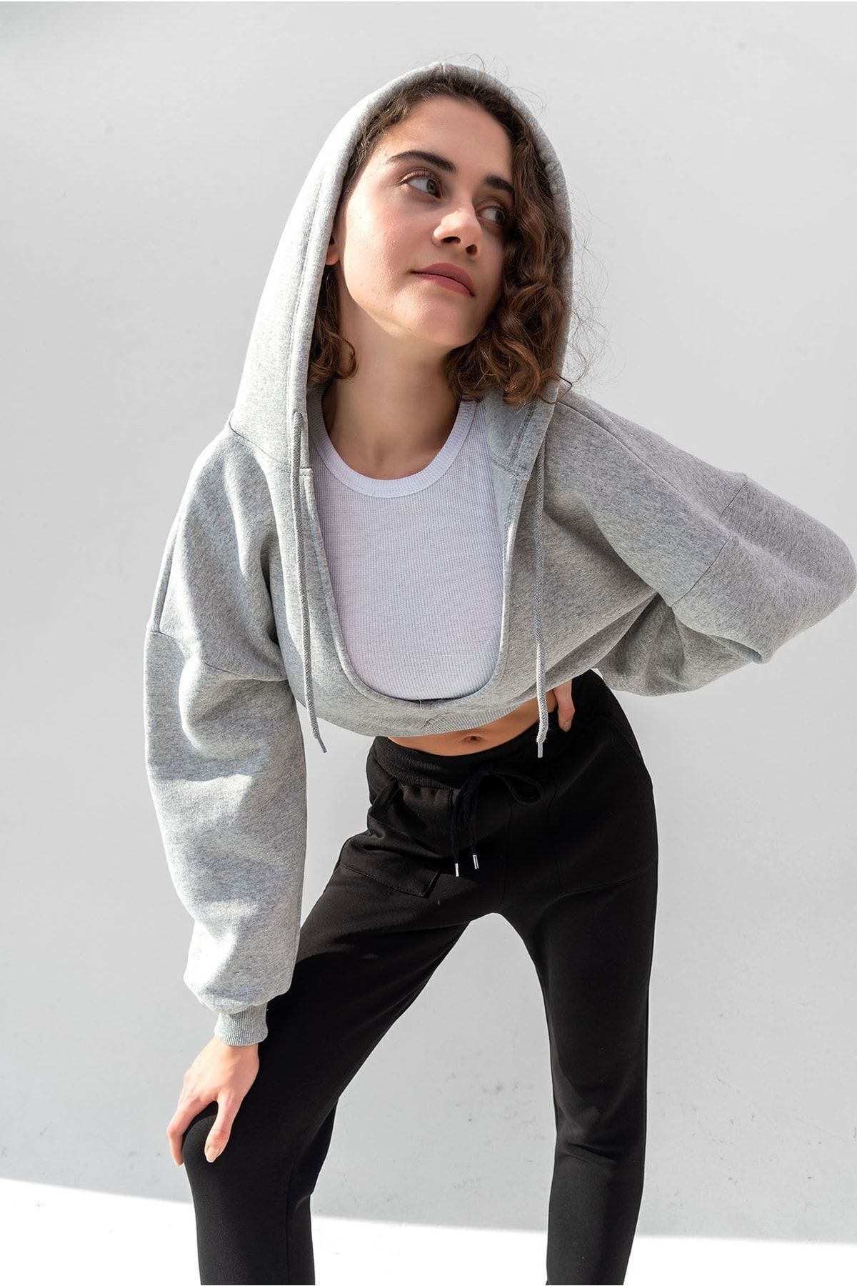 la & vetta  Gri Kapüşonlu V Yaka Crop Örme Sweatshirt - Görsel 6