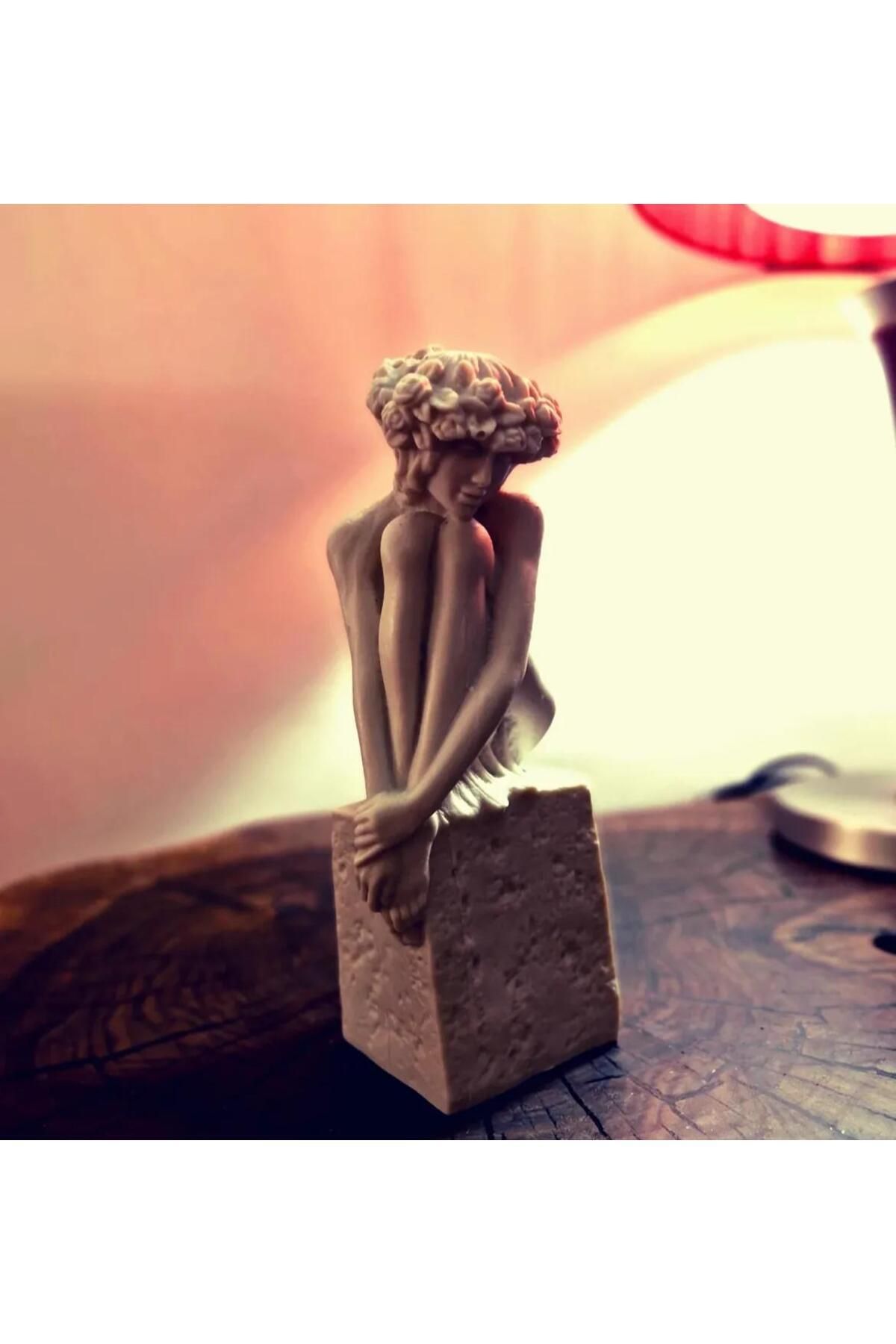 SCA CANDLE Dekoratif Mum Taş üstünde oturan kadın kahve renk