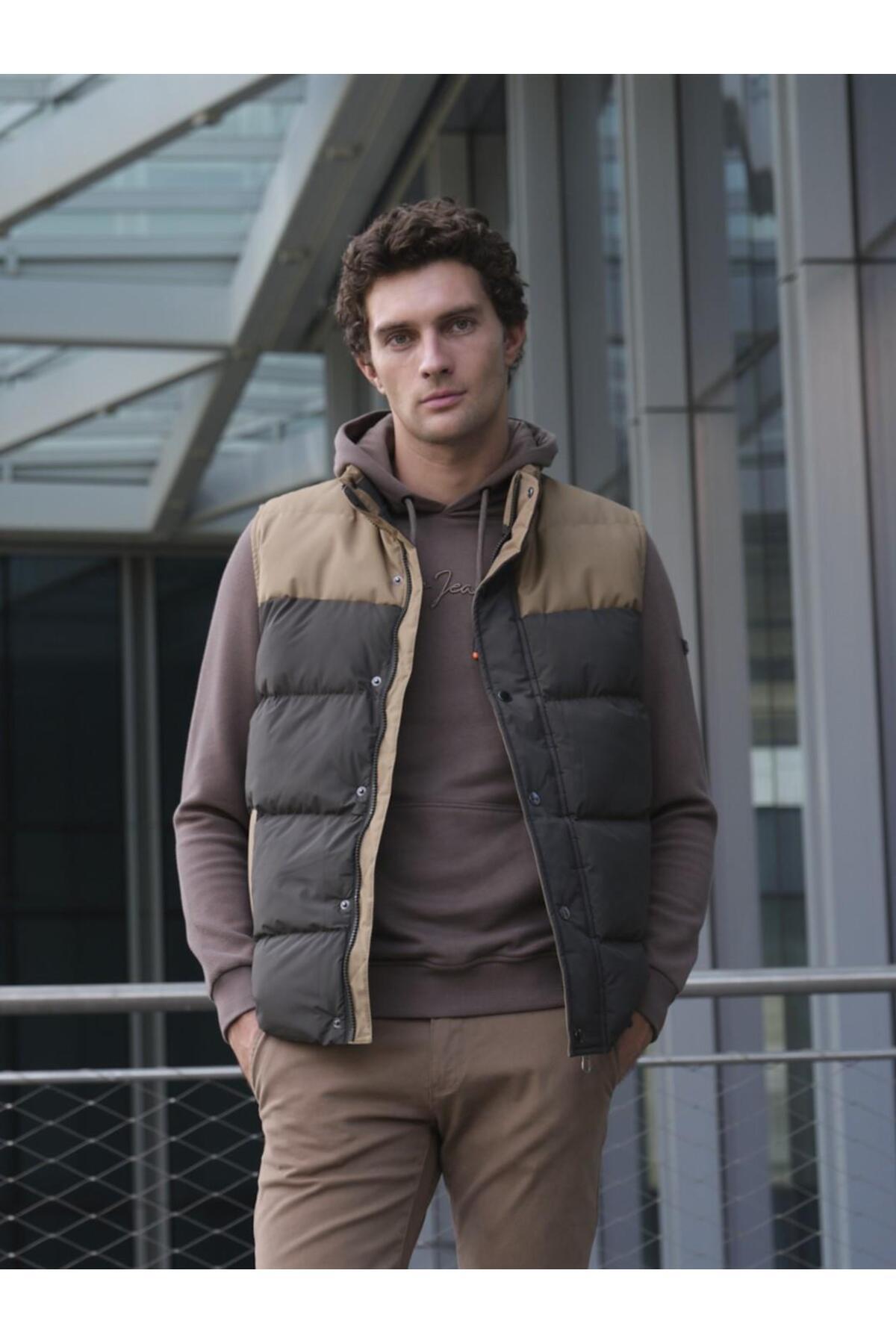 جلیقه مردانه خاکی باریک، بادگیر و ضد آب، آستر حرارتی، تنفس‌پذیر، ۴۵۱۴