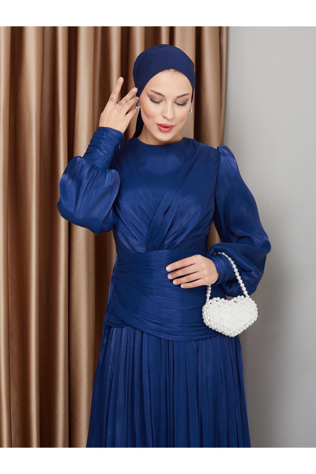 Olcay-Hijab-Abendkleid aus Kristall-Chiffon – K. INDIGO 1230 mit Volant- und Falten-Detail 3
