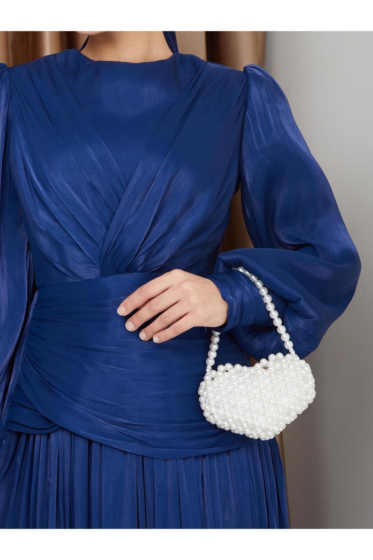Olcay-Hijab-Abendkleid aus Kristall-Chiffon – K. INDIGO 1230 mit Volant- und Falten-Detail 5