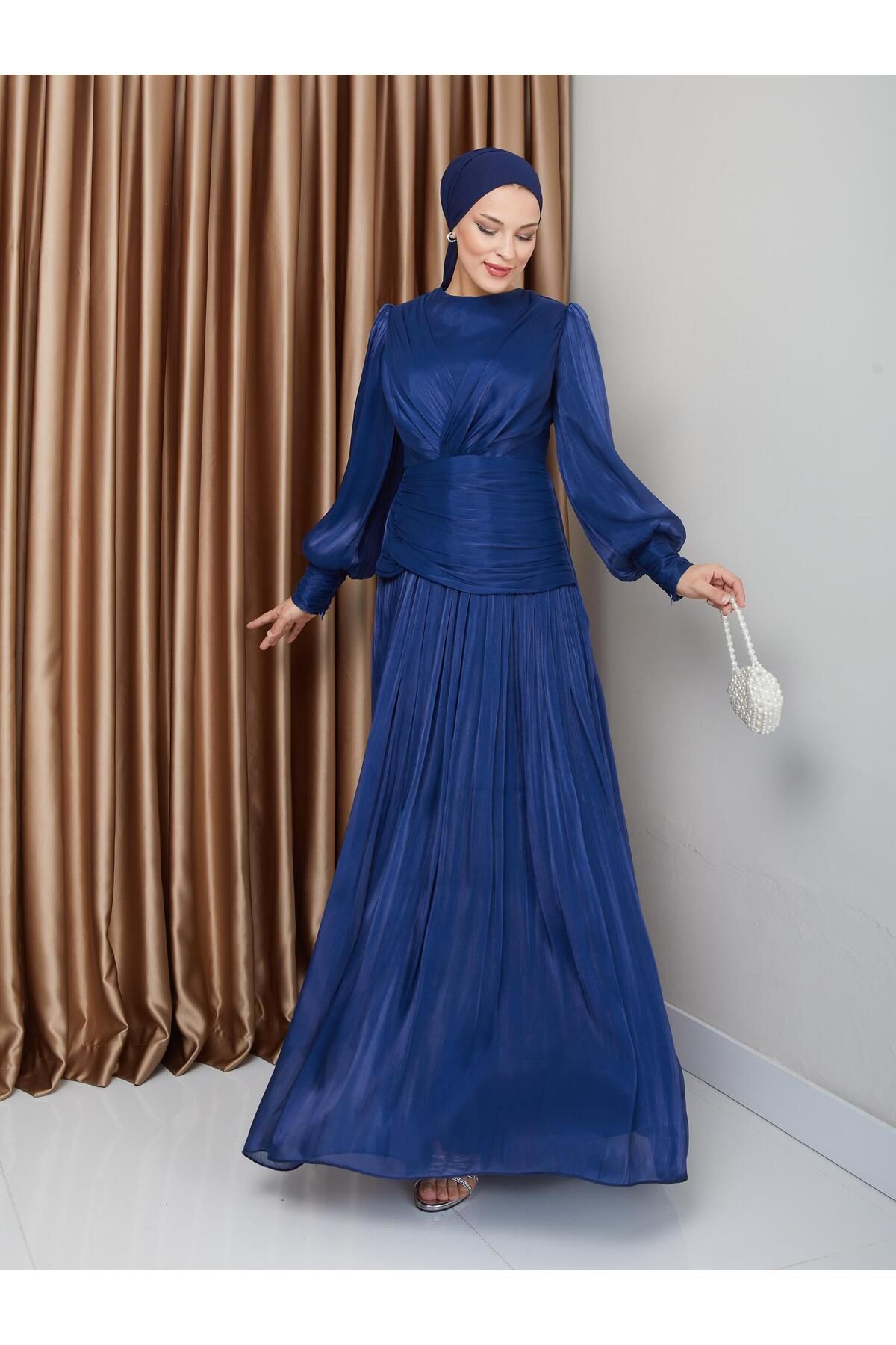 Olcay-Hijab-Abendkleid aus Kristall-Chiffon – K. INDIGO 1230 mit Volant- und Falten-Detail 4