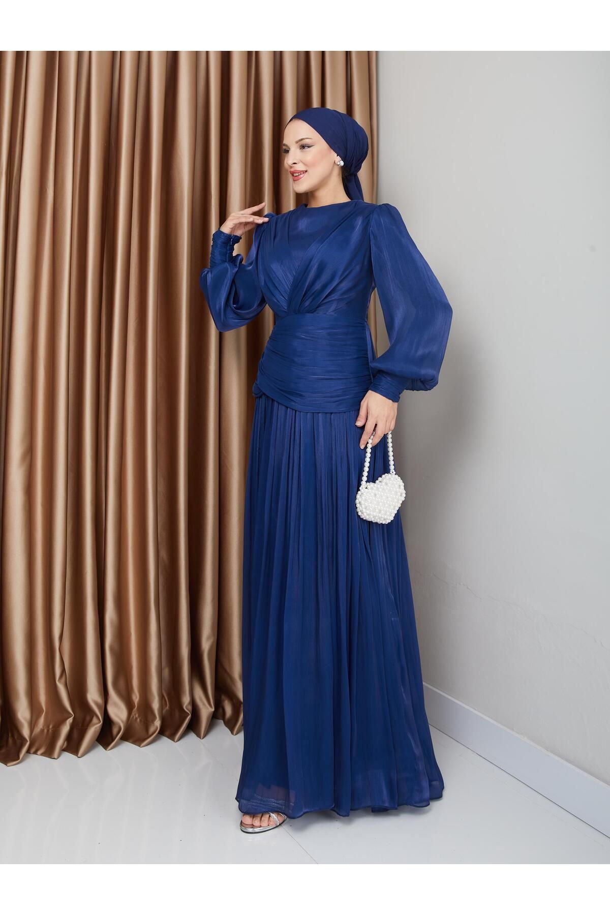 Olcay-Hijab-Abendkleid aus Kristall-Chiffon – K. INDIGO 1230 mit Volant- und Falten-Detail 6