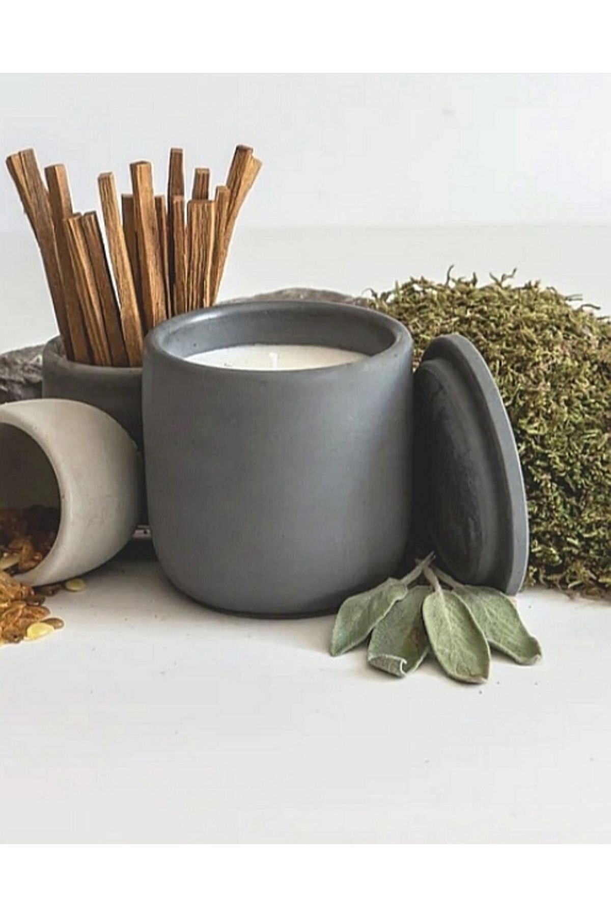 Elioure Siyah ve koyu gri beton bardak mum, %100 soya wax, şık ve dekoratif hediye seçeneği