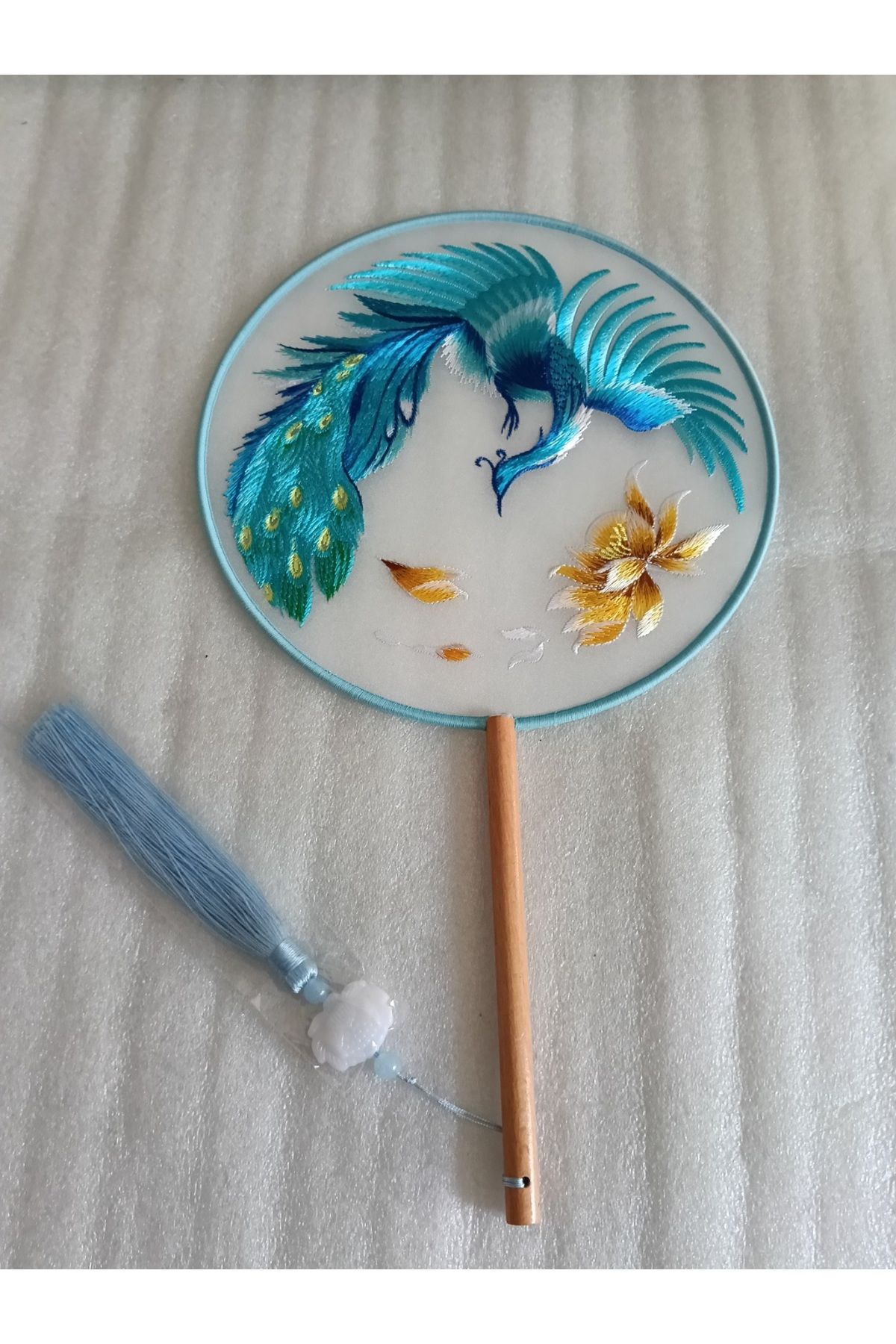 Butik Tülin Otantik çok renkli floş iplik kırma nakışlı uçan turna ahşap saplı püsküllü yelpaze 55x20 cm Çin
