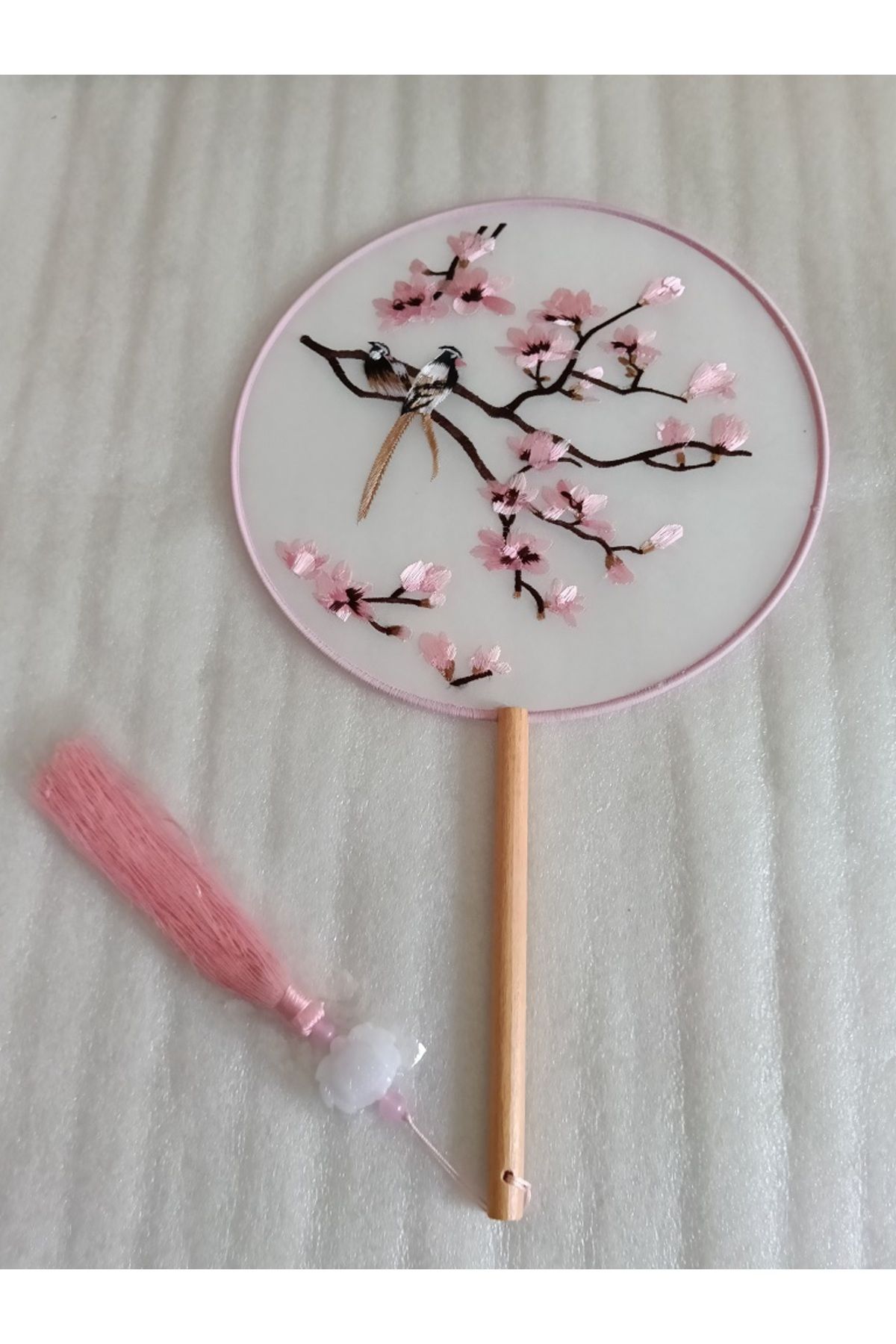 Butik Tülin Otantik çok renkli floş iplik kırma nakışlı ağaçta kuş çift ahşap saplı püsküllü yelpaze 55x20 cm