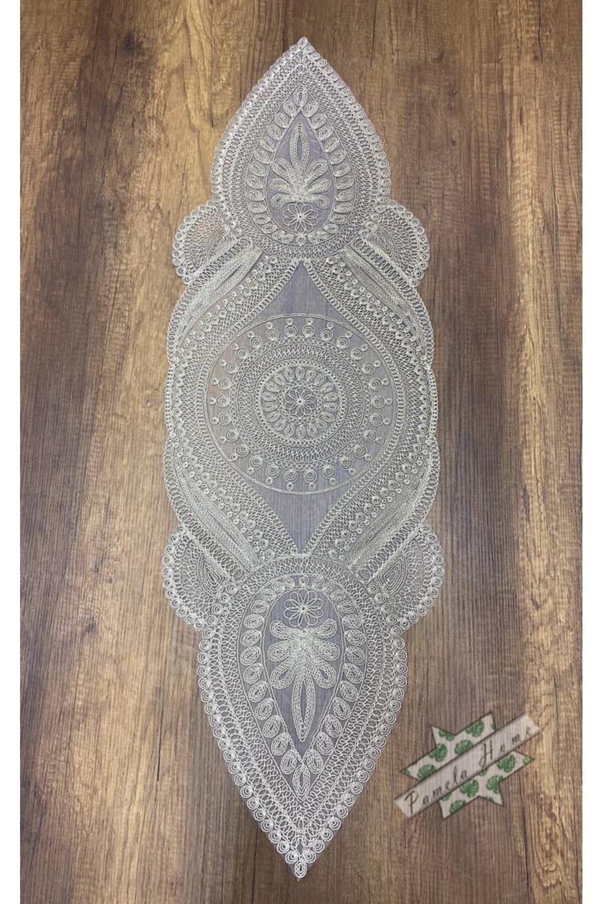 Elioure Şık ve modern işlemeli uzun yolluk, ev dekorunuza zarafet katacak.