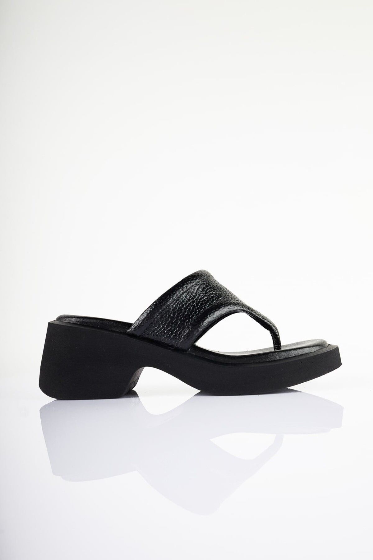 SU SHOE BOUTIQUE NO86 Siyah Hakiki Deri Parmak Arası Topuklu Terlik