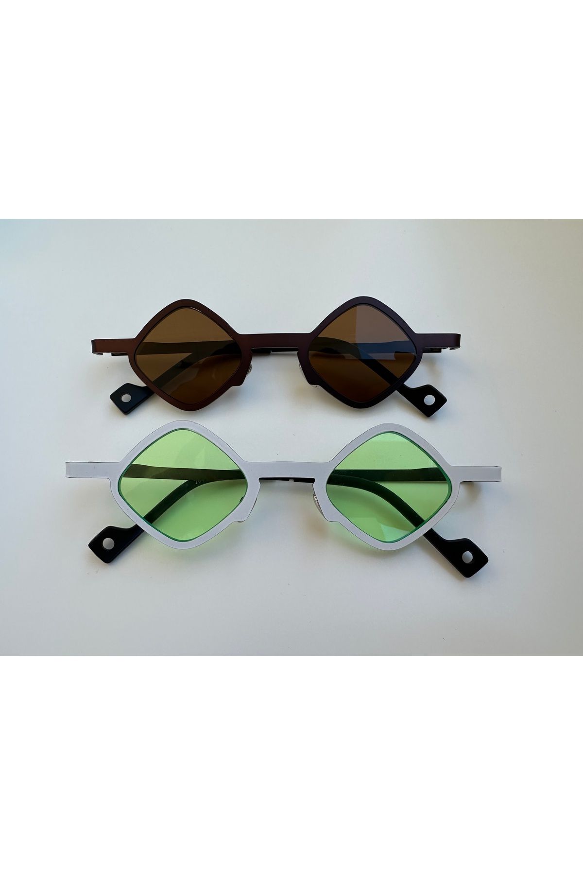 shop “Modern Retro Beyaz Gözlük | UV400 Koruma | Unisex Yaz Modası”