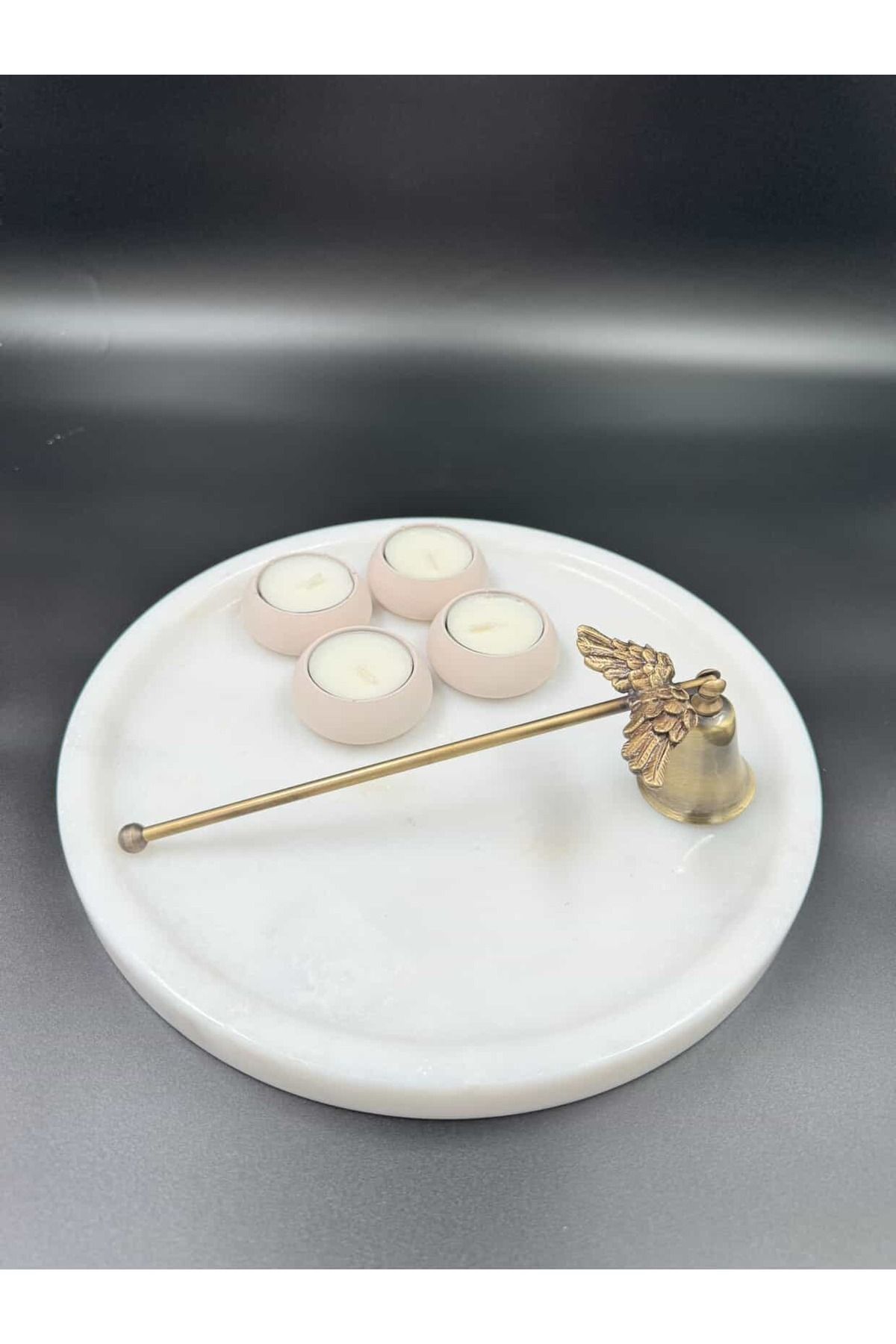 Elioure Bej Renkli 4'lü Beton Tealight Mumluk Seti, şıklık ve sıcaklık sağlar.