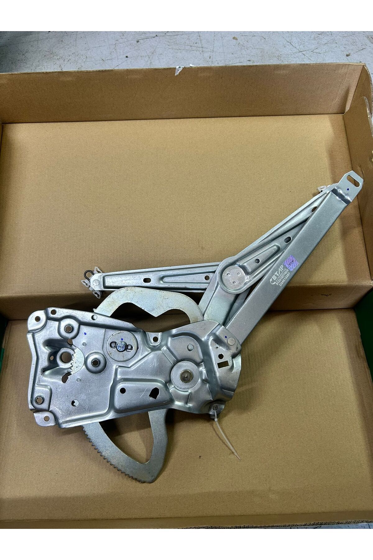 TİTANİKPARTS BMW 3 SERİSİ E36 SEDAN ÖN SAĞ YOLCU TARAFI CAM KRİKOSU SIFIR KAMPANYALI 1