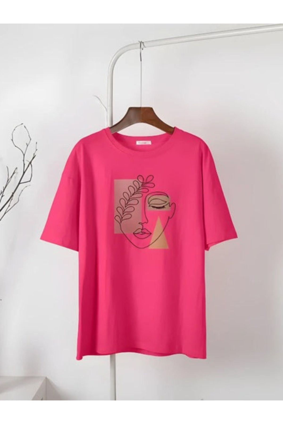 LAYORA Minimal Kadın Yüzü Baskılı Fuşya Oversize Tişört