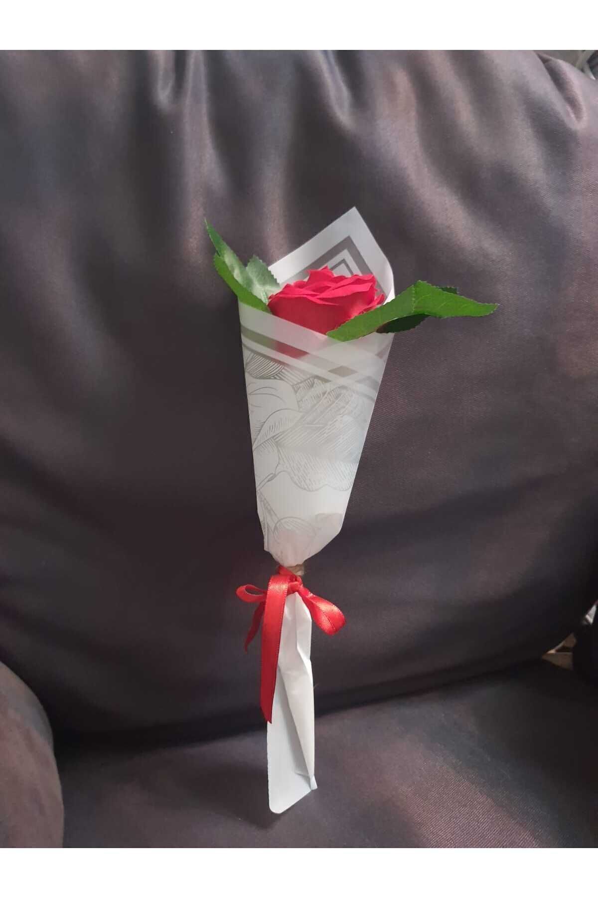 Elioure Kırmızı renkli tek gül buketi, şık ve doğal bir hediye seçeneği
