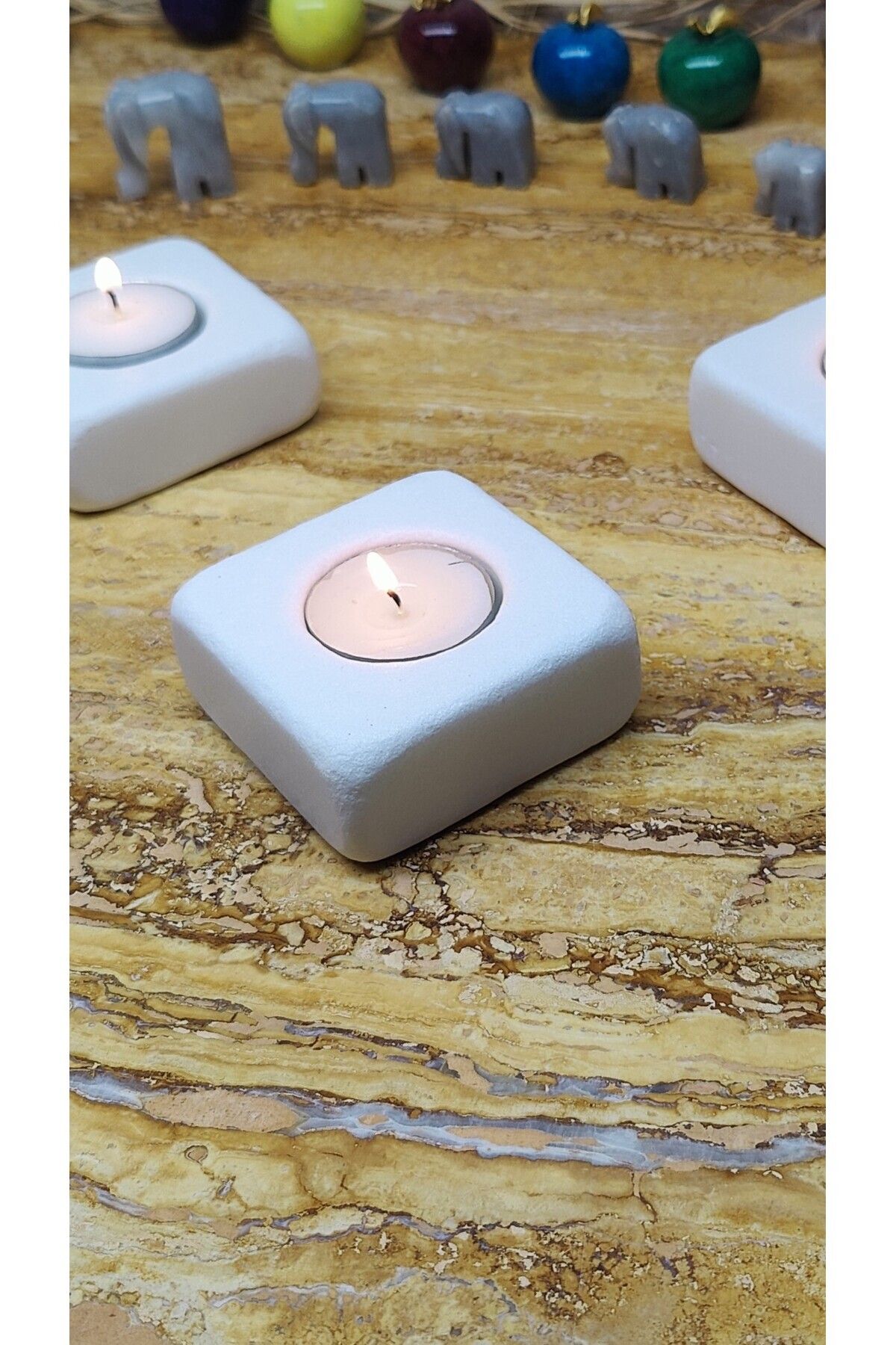 Elioure Şık traverten mermer mumluk, 7x7x3cm, doğal ve modern dekor detayları için ideal