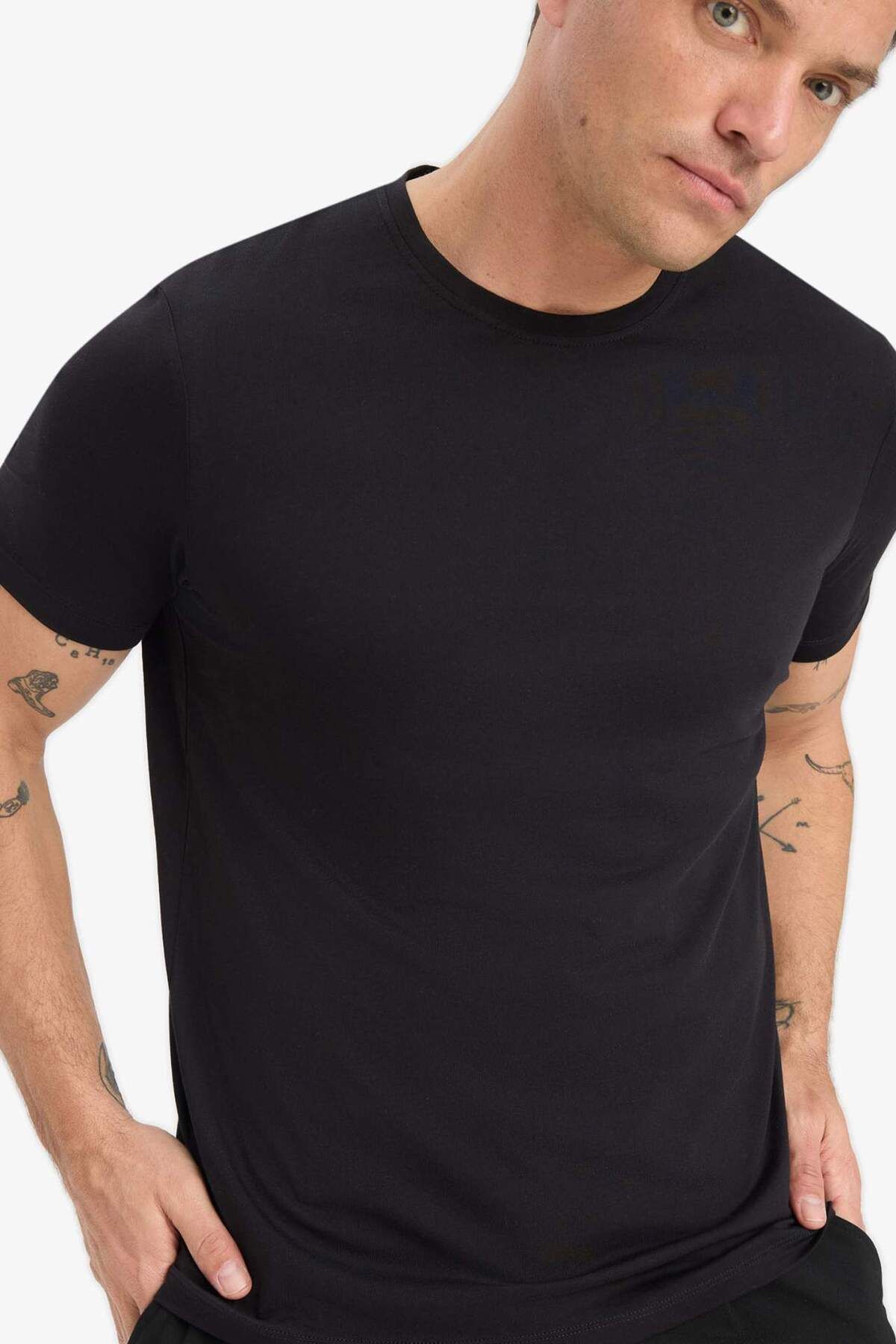 DeFacto Slim Fit Dar Kesim Bisiklet Yaka Basic Düz Kısa Kollu Tişört M6606AZ25AU