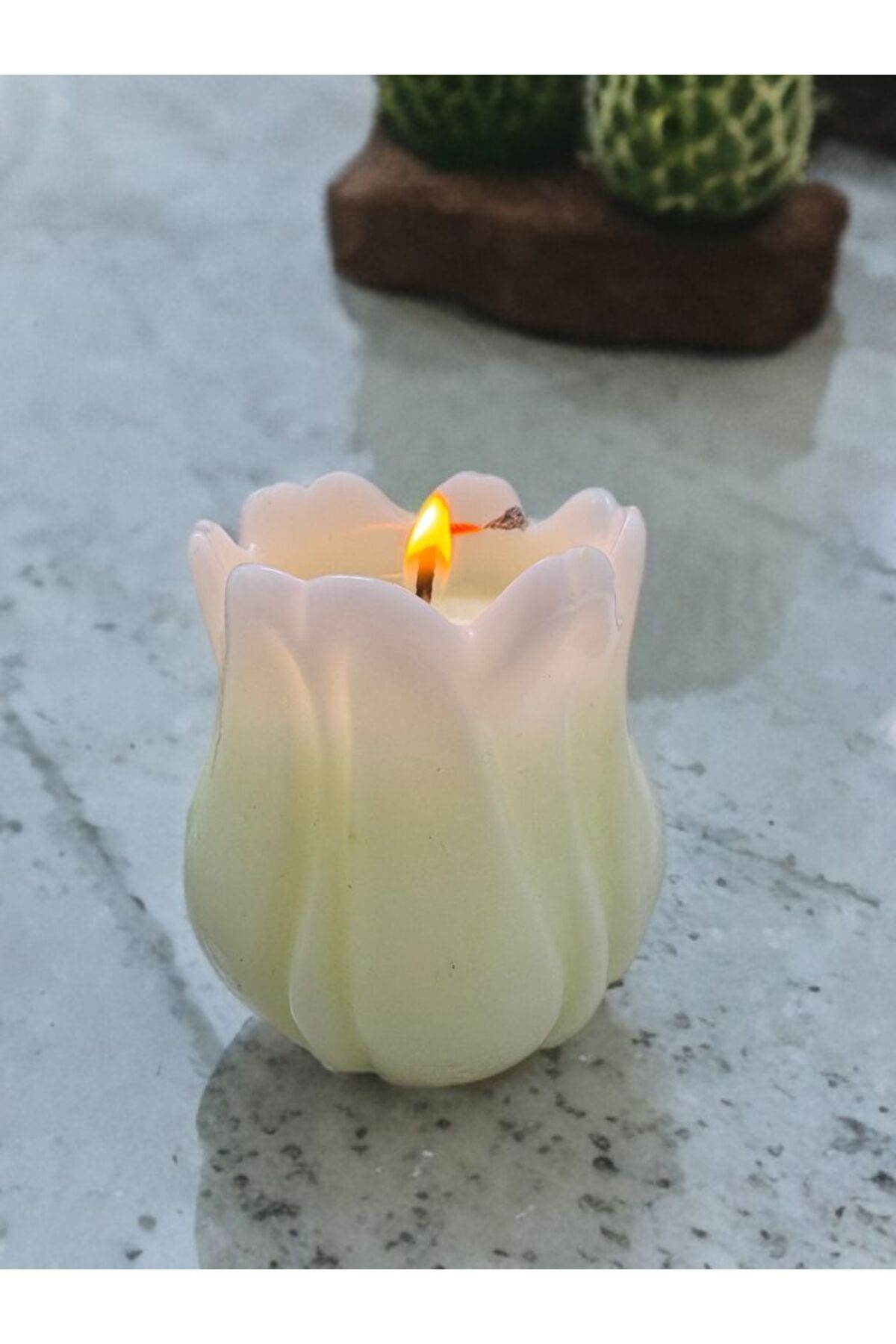 Elioure Şık laleden çiçek kokulu dekoratif mum, beyaz renk, hediye seçenekleriyle