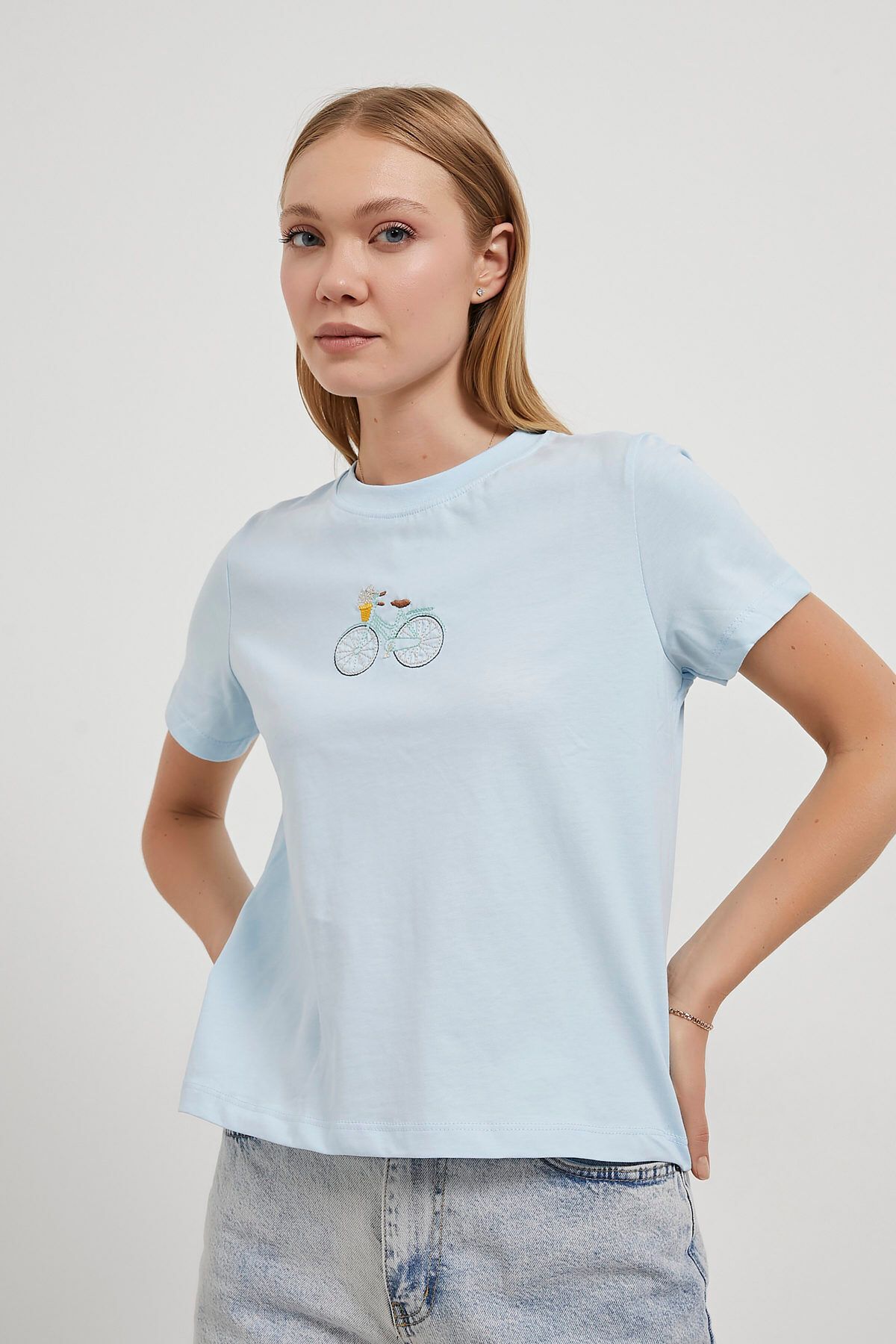 Arma Life ARMALIFE 10572 BİSİKLET NAKIŞLI BİS YAKA KADIN T-SHIRT