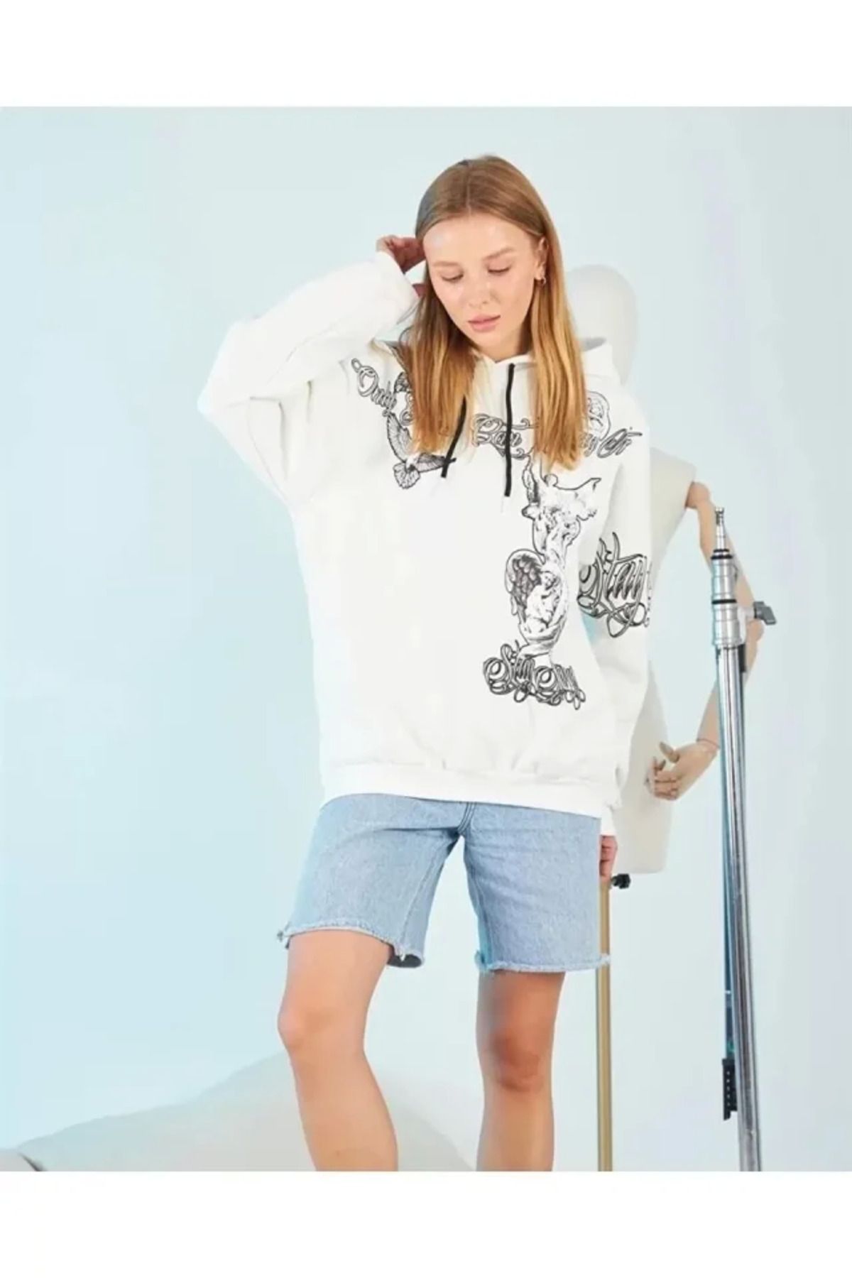 ZORM Heykel Baskılı Beyaz Kapüşonlu Sweatshirt