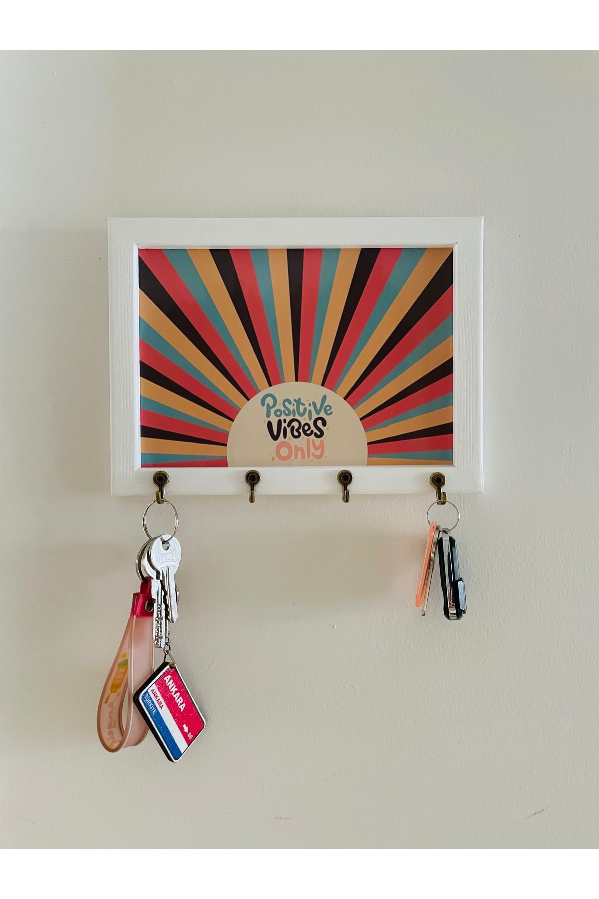 Sapphireworks Beyaz Ahşap Çerçeveli Retro Stil Positive Vibes Only Anahtarlık Askısı, Duvar Askılı Anahtarlık